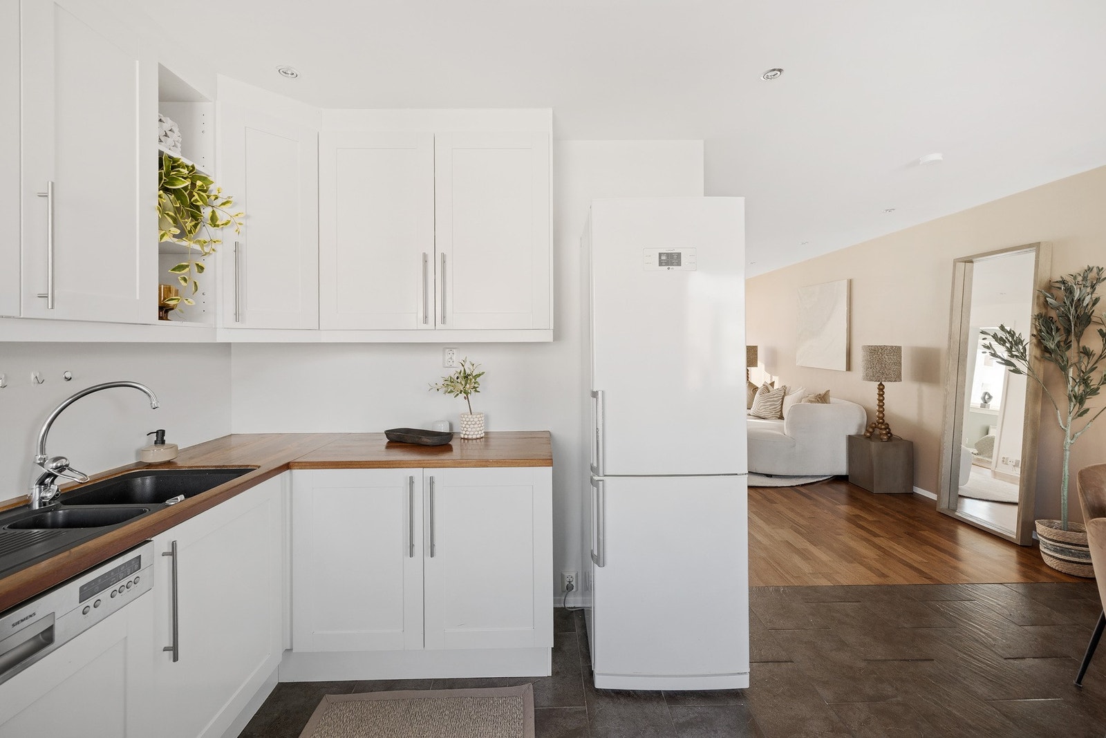 Kjøkkenet er utstyrt med integrert induksjonsplatetopp, stekeovn, oppvaskmaskin og frittstående kjøleskap som medfølger. Galleribilde