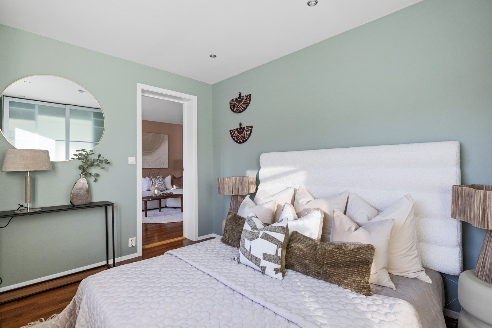 Ellers er det god plass til en stor dobbeltseng med tilhørende nattbord på begge sider. Galleribilde