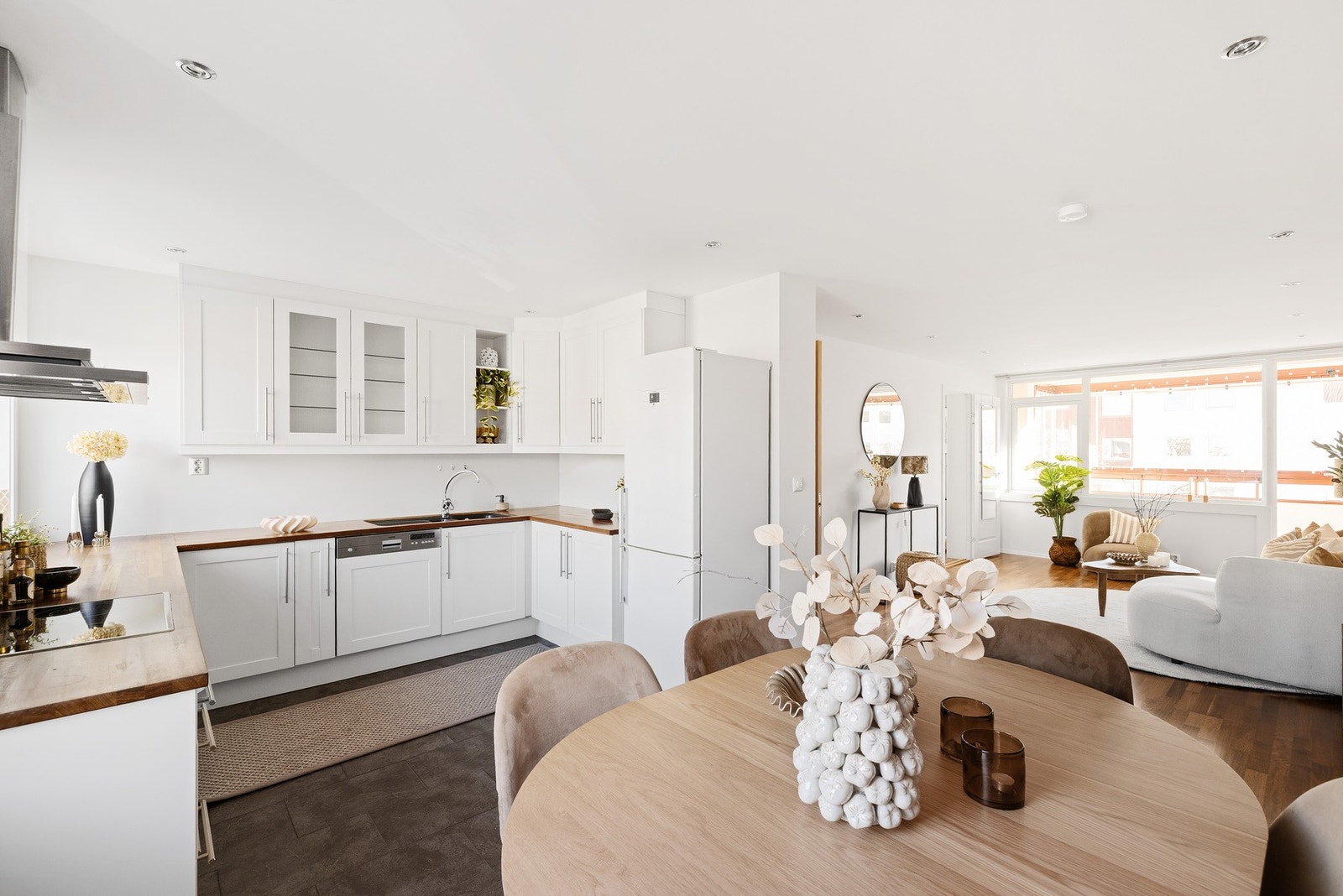 Flere av naboene i borettslaget har gjort leilighetene til en 4-roms ved å etablere soverom ved dagens spisestue. Galleribilde