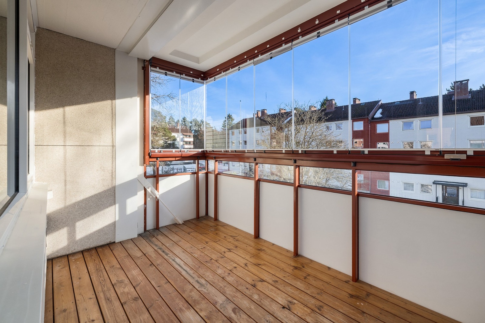 Fra stuen er det utgang til en sydvendt, innglasset balkong på ca. 8 m² med terrassebord som dekke. Galleribilde