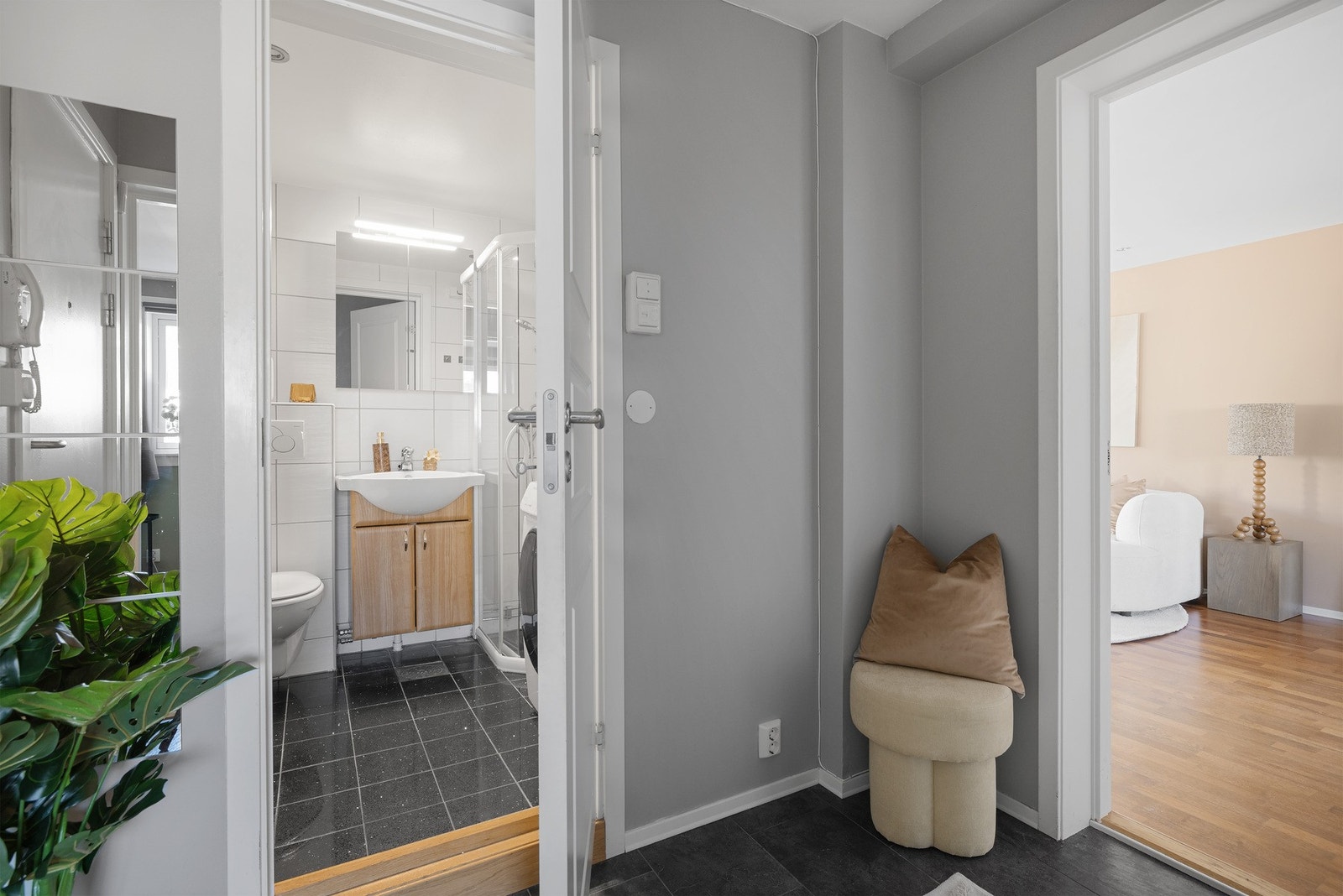 Entréen ligger fint sentrert i boligen med adkomst til bad, soverom 2 og stue. Galleribilde