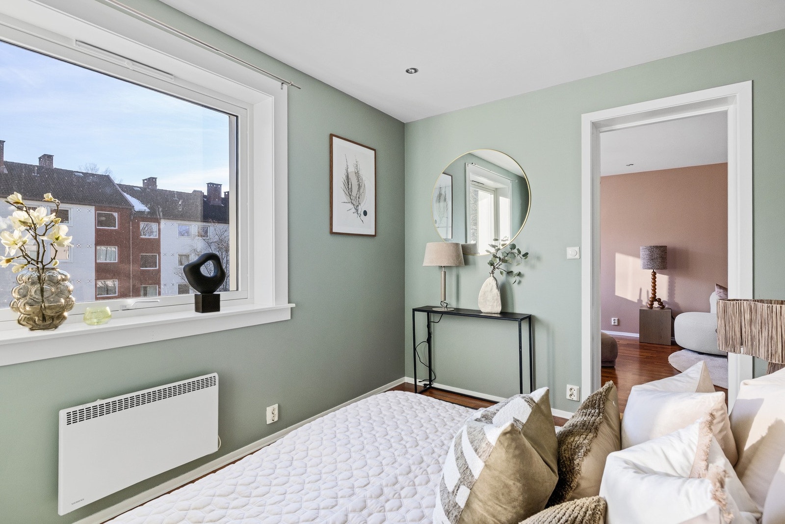 Soverommet har en stor garderobeløsning med skyvedør for oppbevaring, og en stor vindusflate som sikrer gode lysforhold. Galleribilde