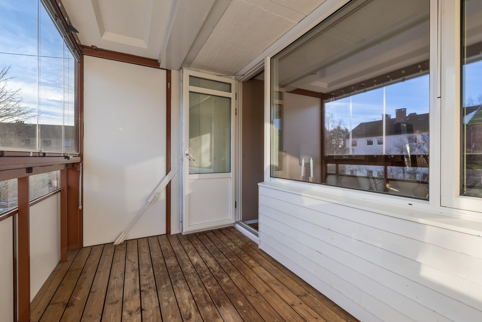 Balkongen ligger vendt mot hyggelig fellesområde med fine solforhold, sommerstid. Galleribilde