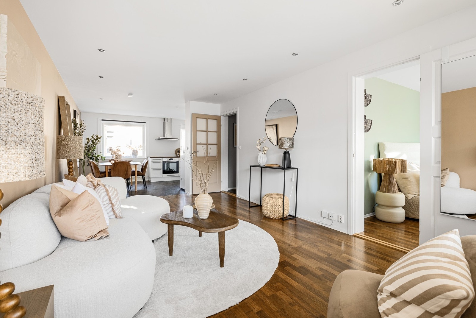 Leiligheten oppleves velholdt og innflytningsklar med pen 3-stavsparkettgulv, downlights i tak og pene veggoverflater. Galleribilde