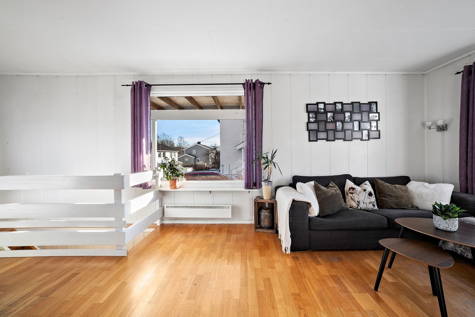 Store vindusflater gir godt med naturlig lys inn i rommet. Galleribilde