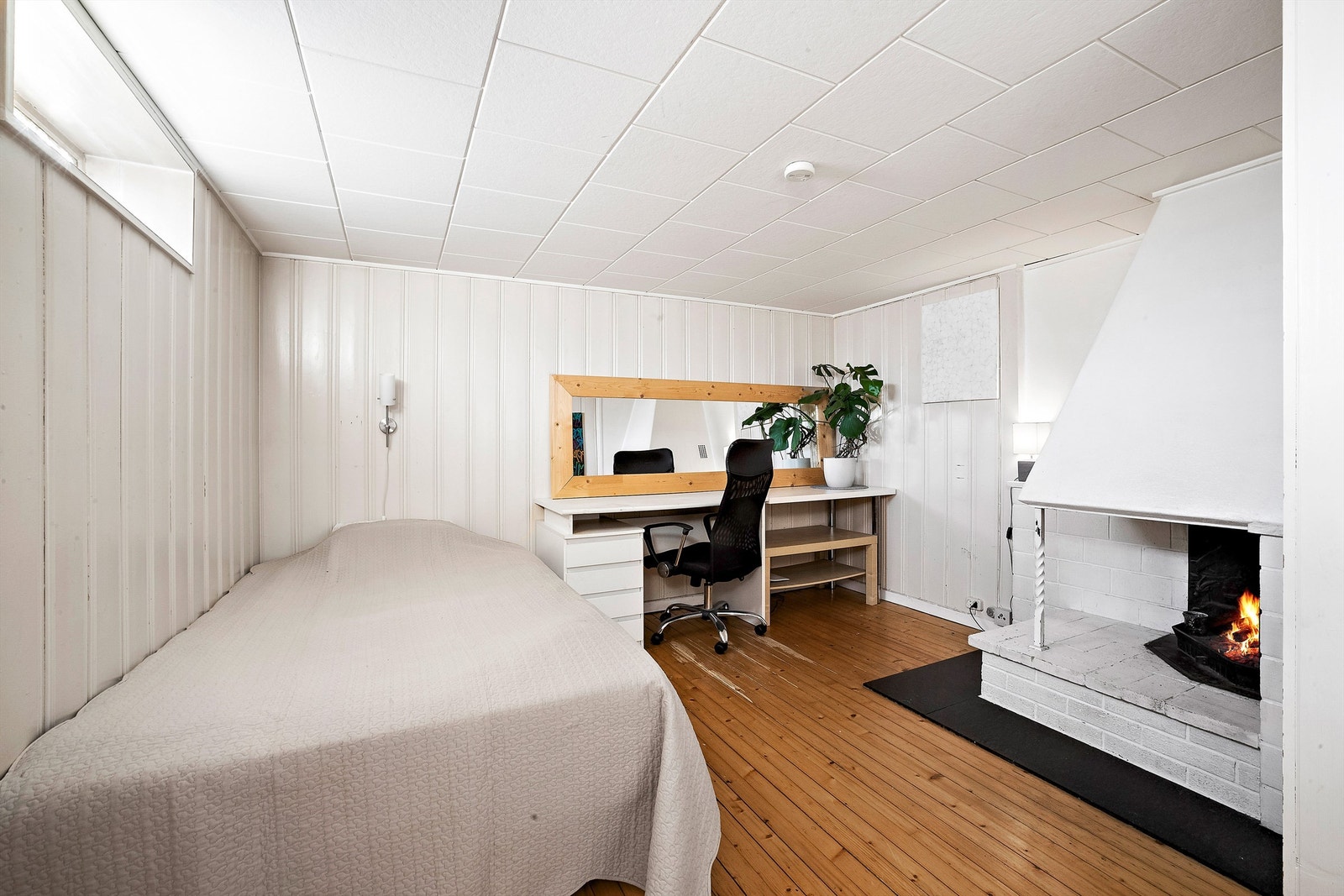 I kjelleren finner du et innredet rom med peis, som kan benyttes som kjellerstue (det gjøres oppmerksom på at rommet ikke er godkjent for varig opphold). Galleribilde