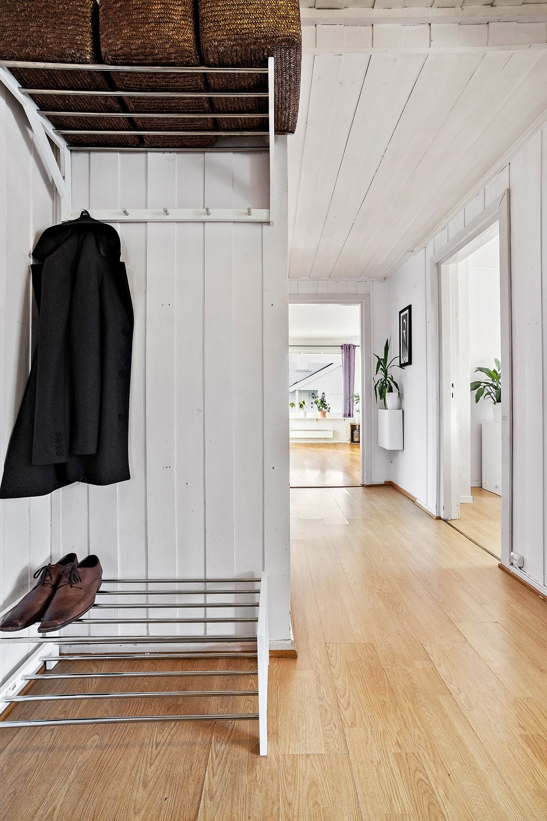 Velkommen inn i en lys entré med plass til oppbevaring av yttertøy og sko! Galleribilde