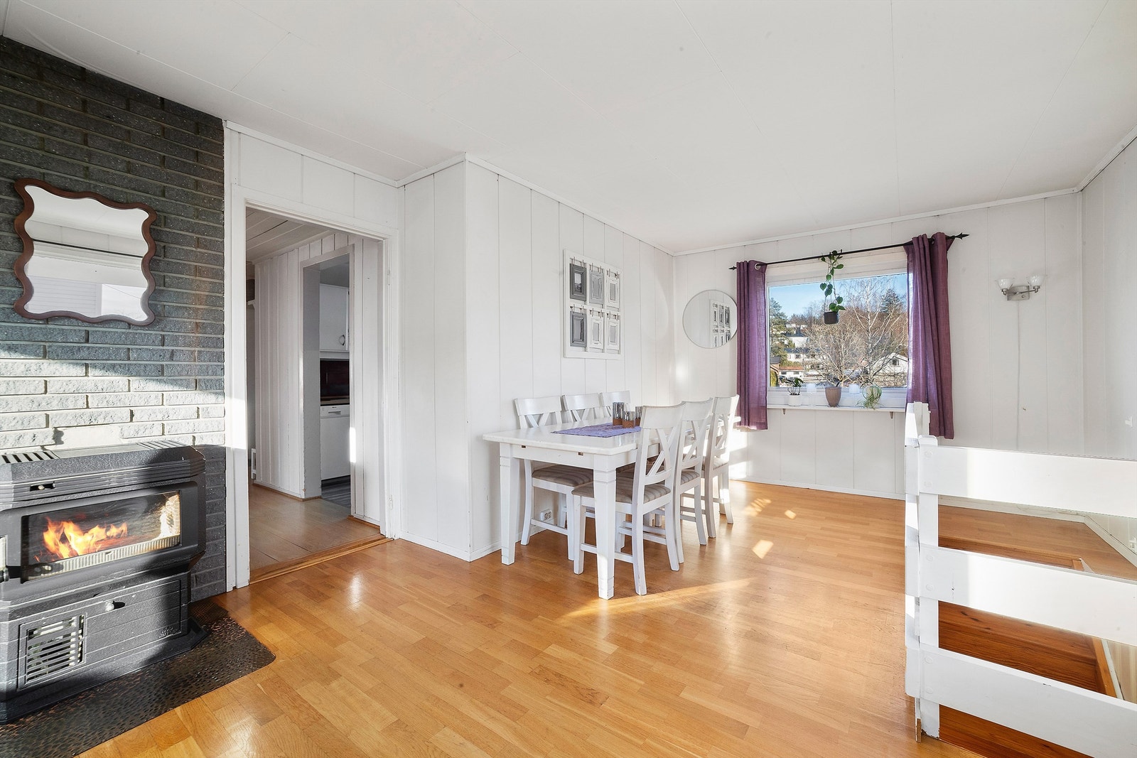 Fra stuen er det enkel adkomst til kjøkkenet. Galleribilde