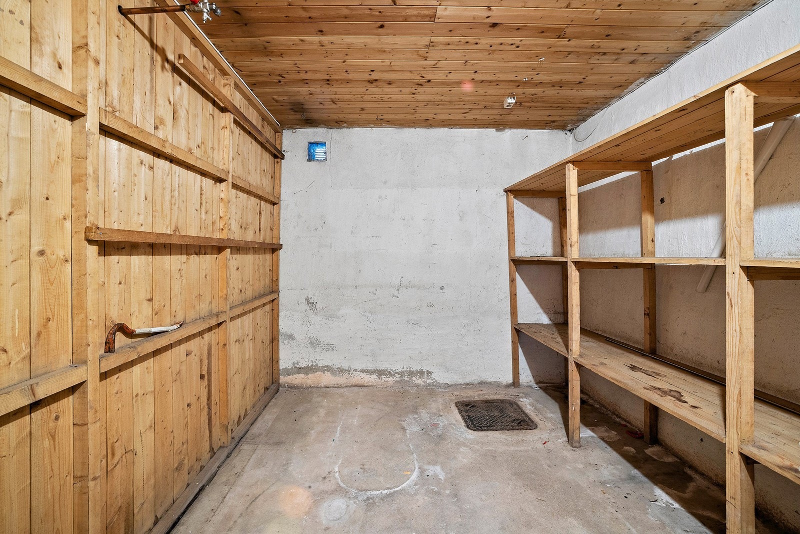 Boligen har rikelig med lagringsplass, bla. i en stor kjellerbod. Galleribilde