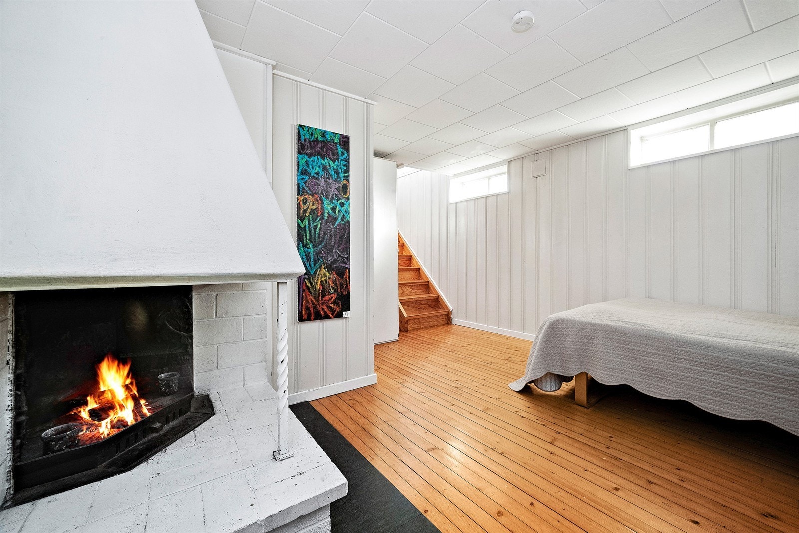 Peisen gir en lun atmosfære til rommet i underetasjen. Galleribilde