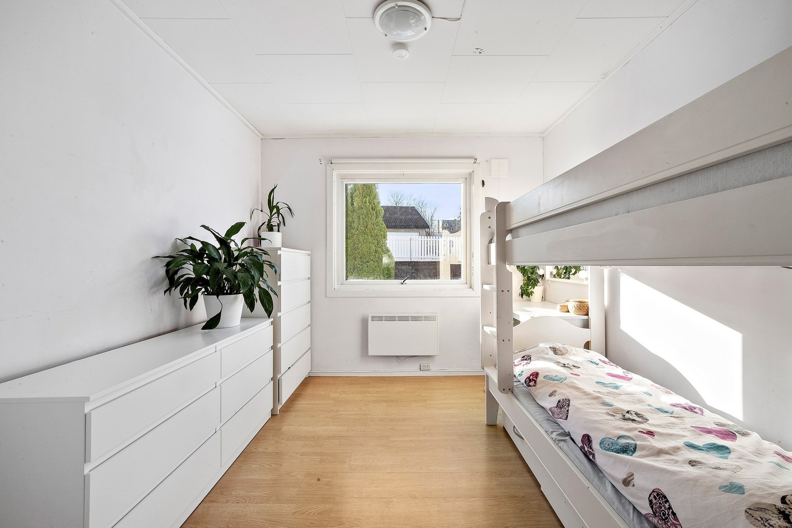 Dette soverommet er også av god størrelse, med plass til kommoder og seng. Galleribilde