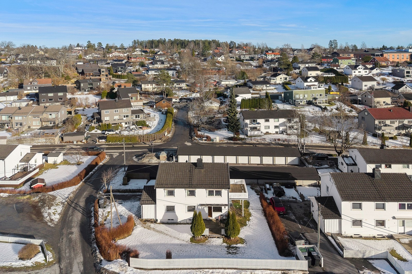 Eiendommen er en del av Jernbanepersonalets borettslag, som disponerer en stor felles tomt. Galleribilde