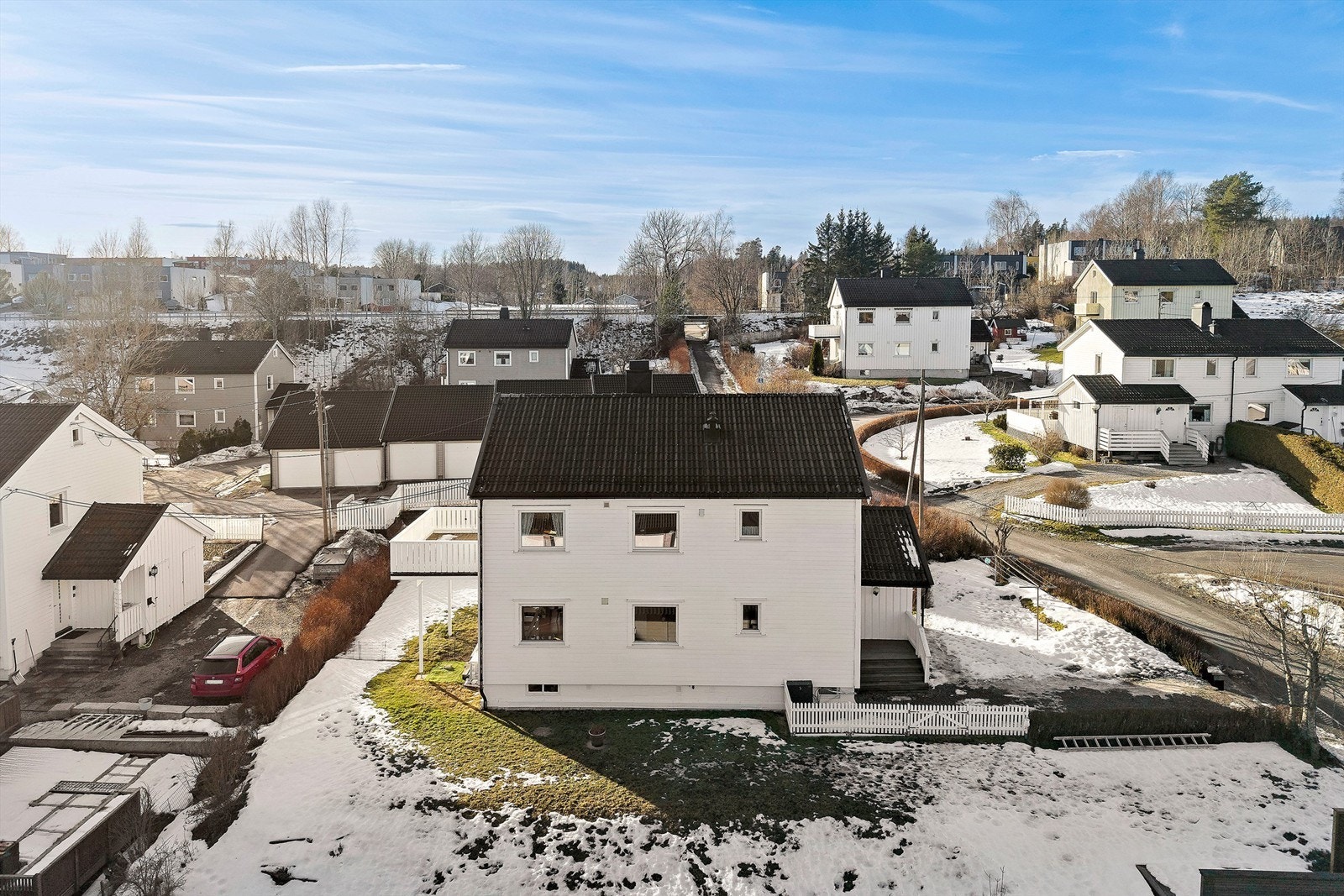 Boligen ligger i et etablert og barnevennlig boligområde i Ski. Galleribilde