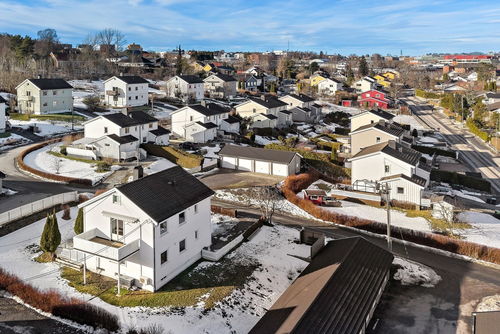 Ski Storsenter med sitt rike utvalg av butikker og servicetilbud, ligger en kort kjøretur unna. Galleribilde