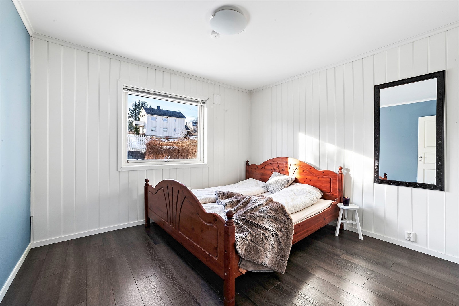 Hovedsoverommet har god plass til dobbeltseng og oppbevaringsmøbler. Galleribilde