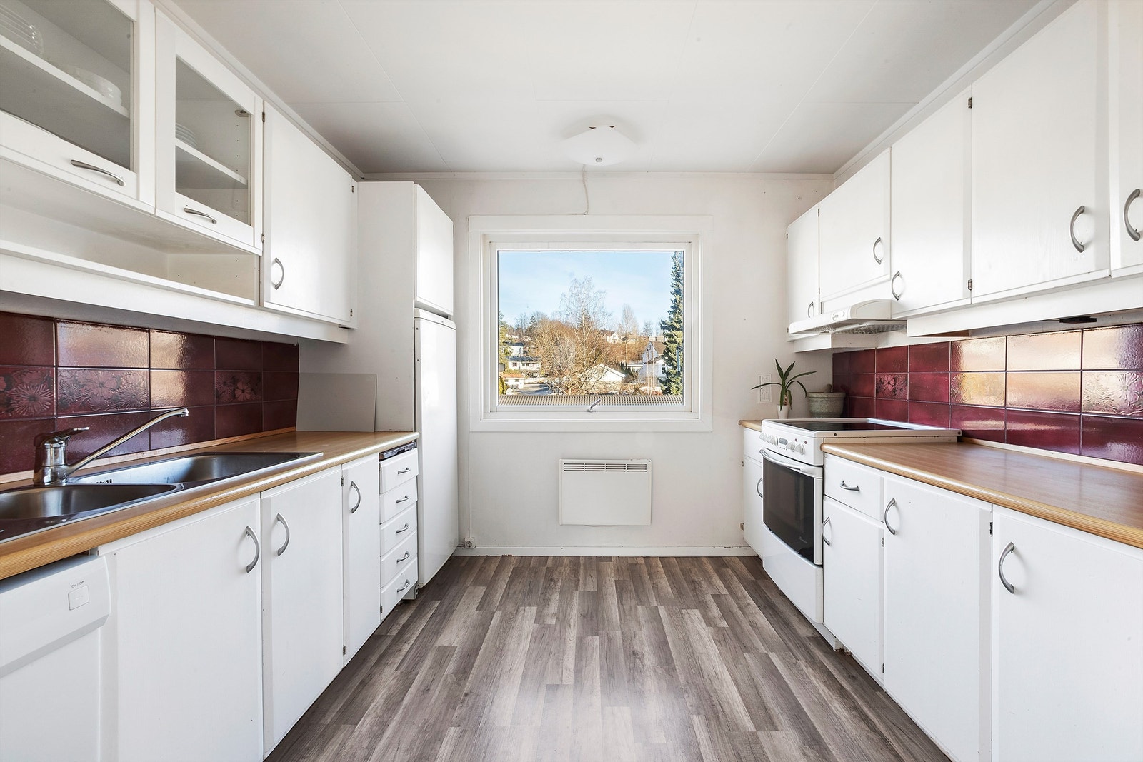 Praktisk kjøkken med god benke- og skapplass på begge sider. Galleribilde