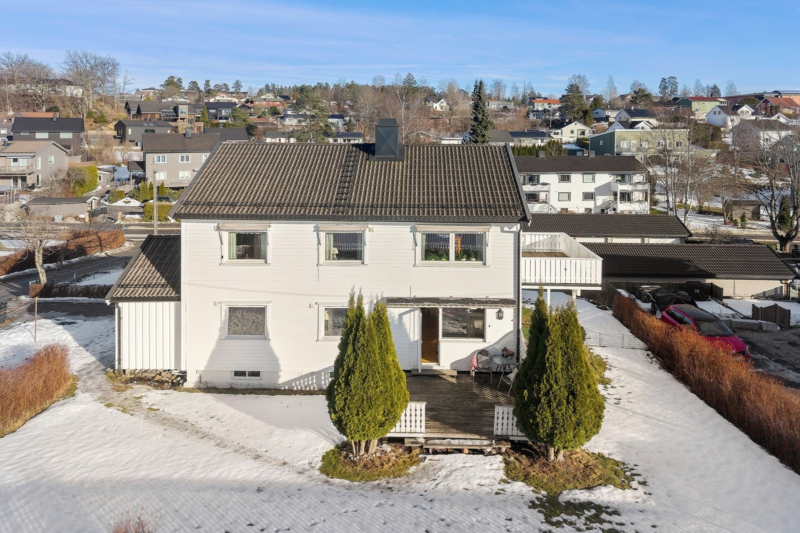 En innholdsrik halvpart av en vertikaldelt tomannsbolig med romslig hage. Galleribilde
