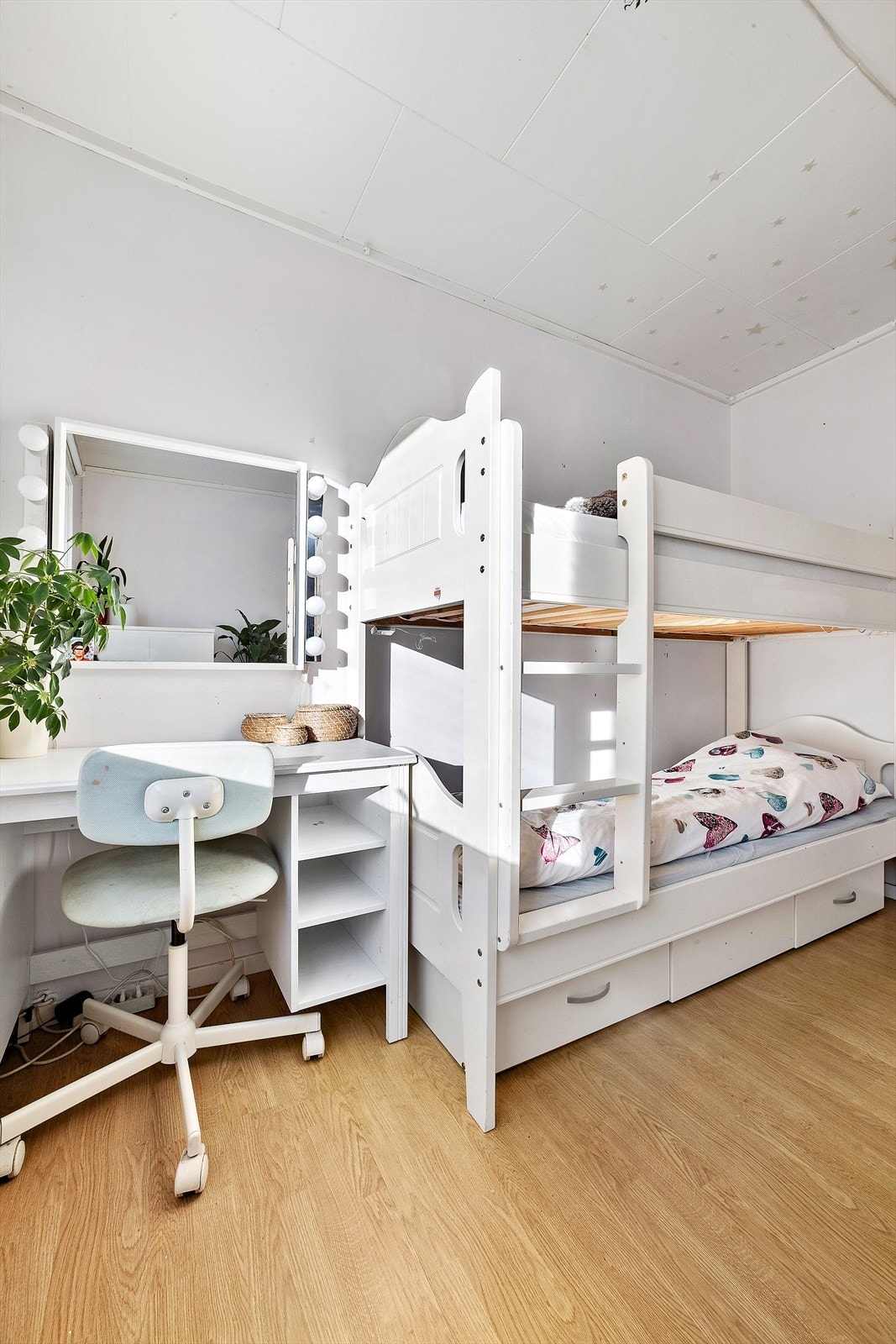 Det andre soverommet passer godt som barnerom, med plass til seng og skrivepult. Galleribilde