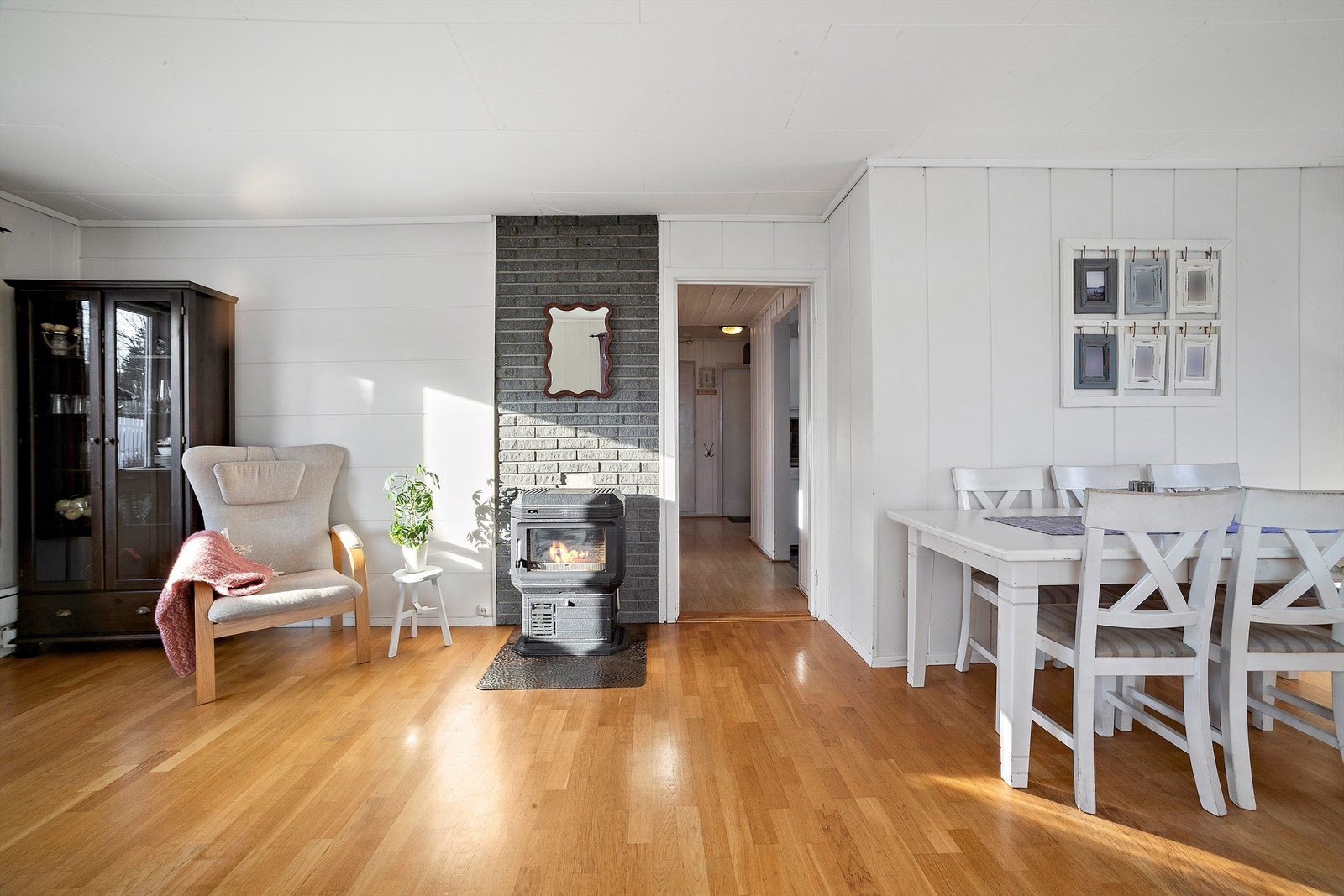 Stuen er et naturlig samlingspunkt i boligens hovedetasje. Galleribilde