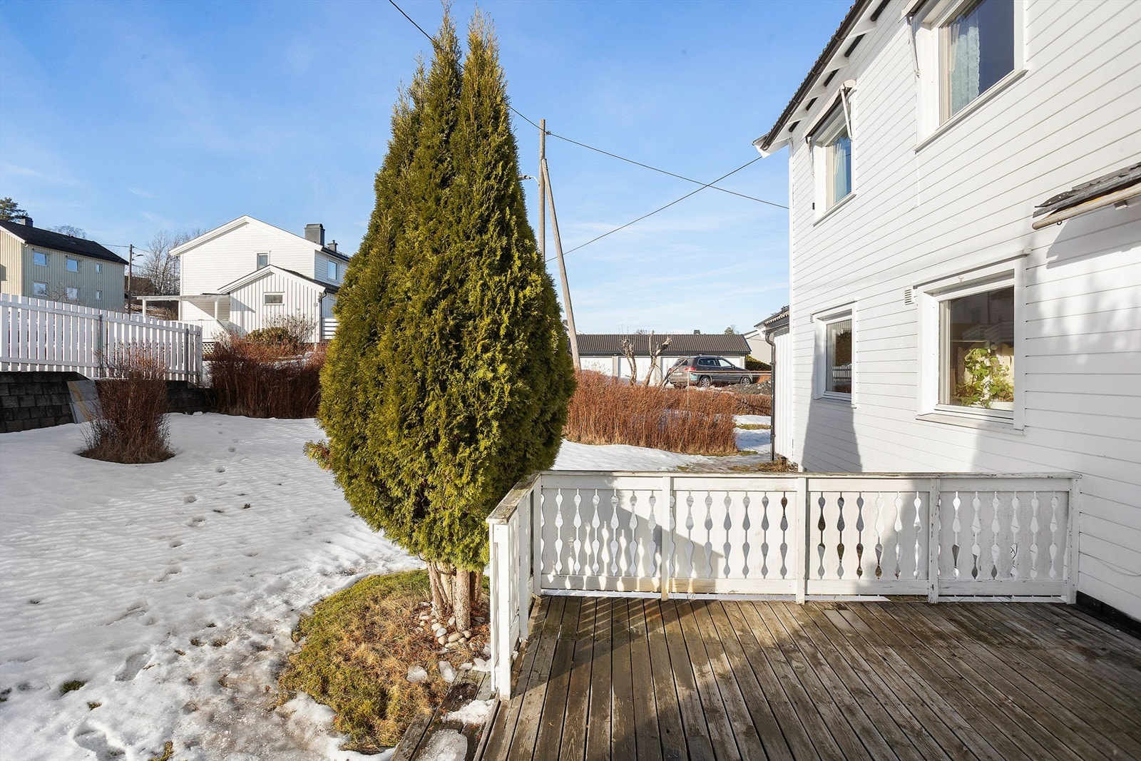 Fra stuen er det utgang til terrasse og hage. Galleribilde