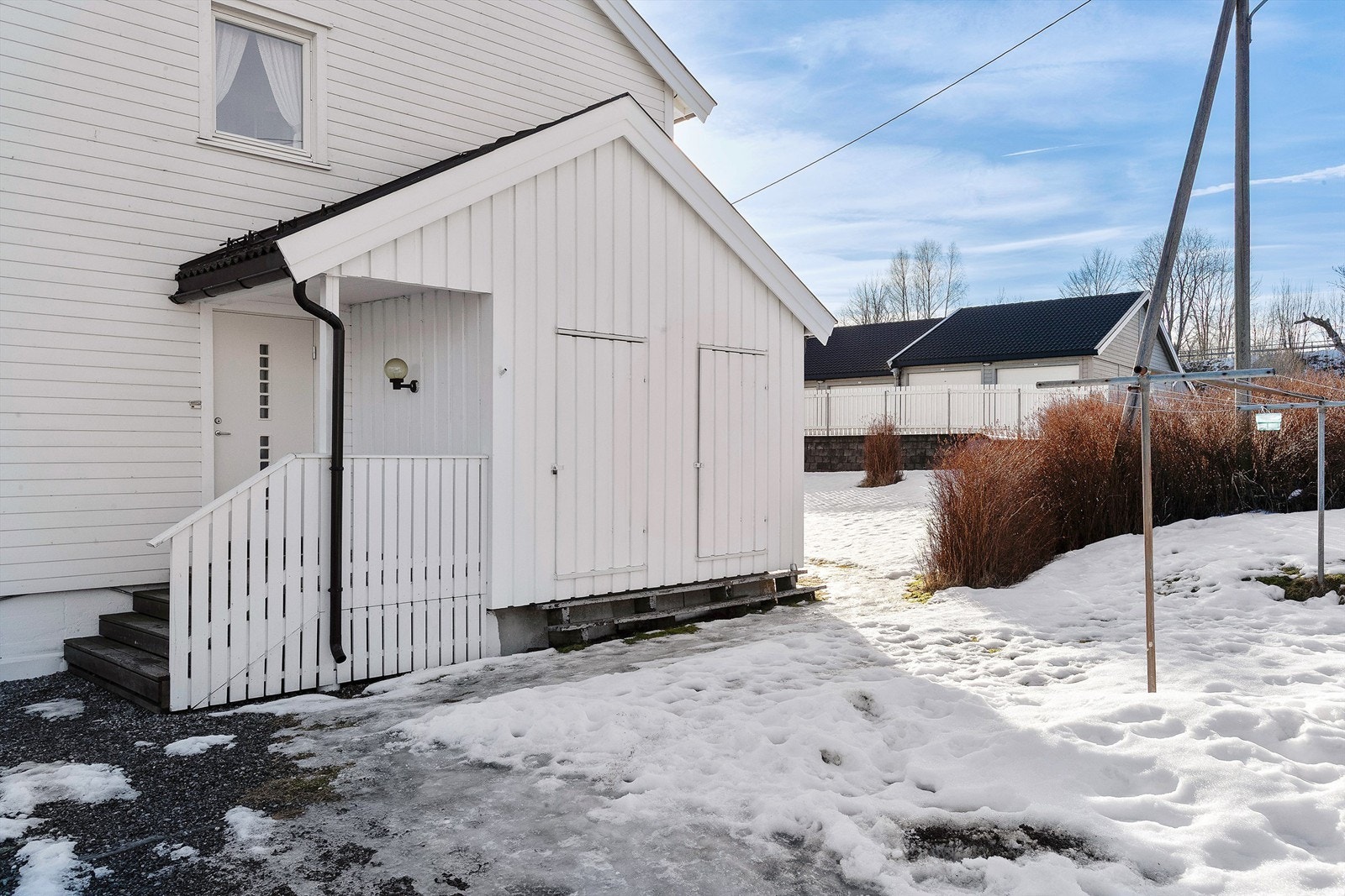 Overbygd inngangsparti og tilhørende utebod for ekstra lagring. Galleribilde