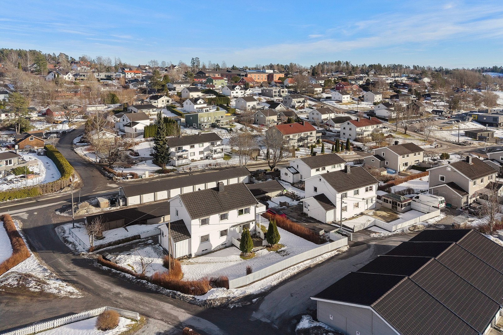 Borettslaget har fellesgarasjer og en lekeplass på området, ideelt for barnefamilier. Galleribilde