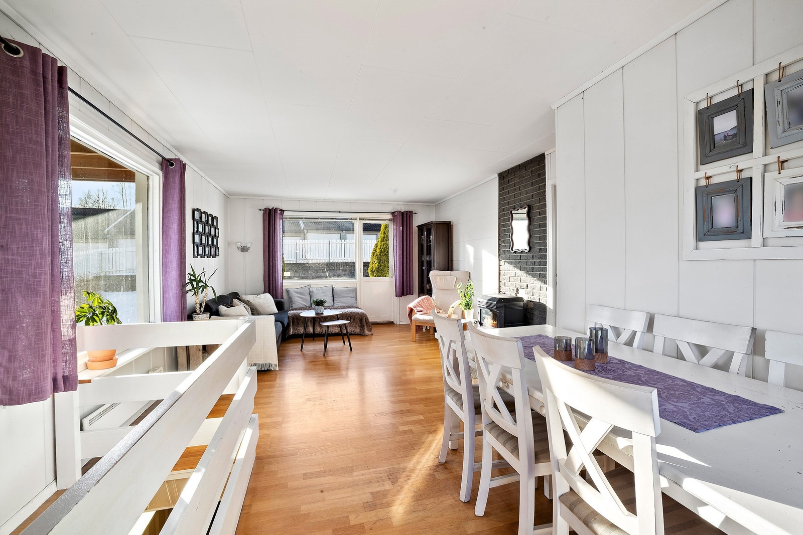 Her er det god plass til en egen spisesone i praktisk tilknytning til kjøkkenet. Galleribilde