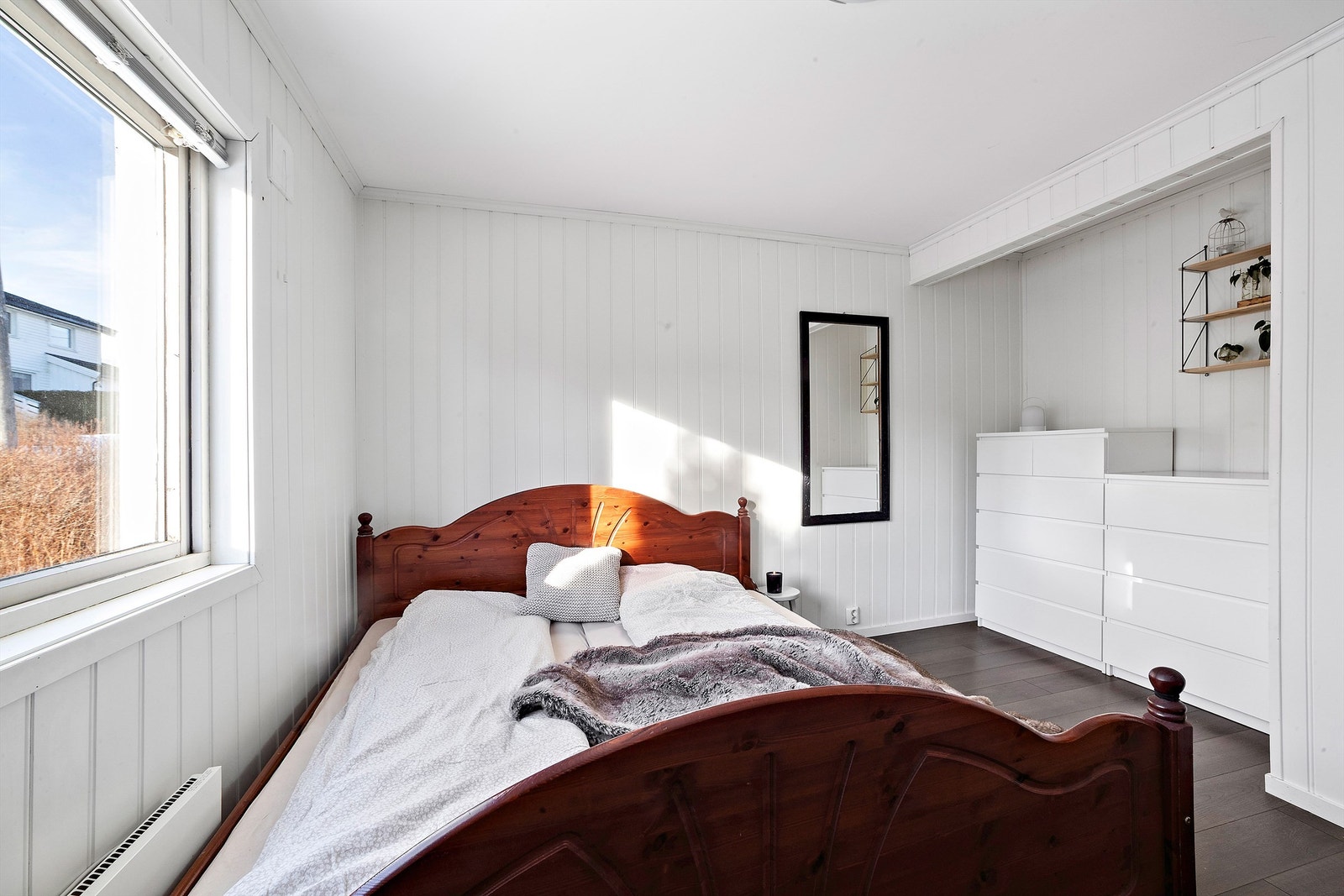 Rommet har lyse overflater og et stort vindu som gir godt med dagslys. Galleribilde