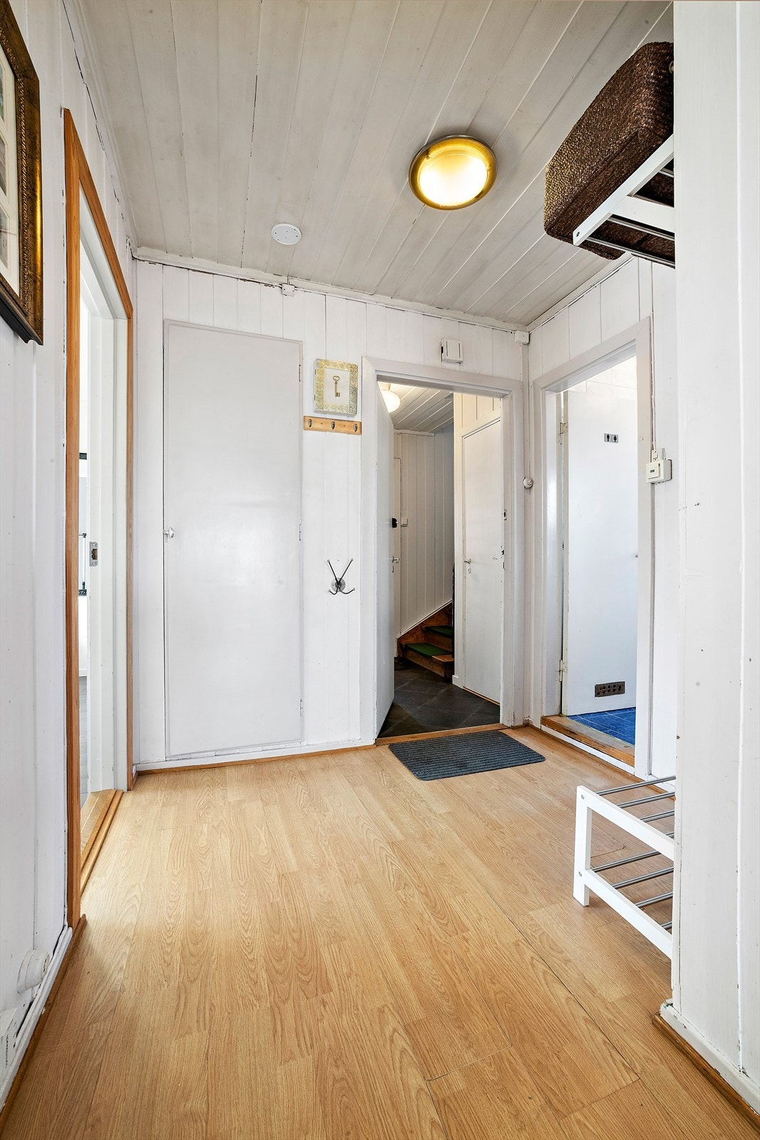 Fra entréen er det videre tilgang til boligens øvrige rom. Galleribilde