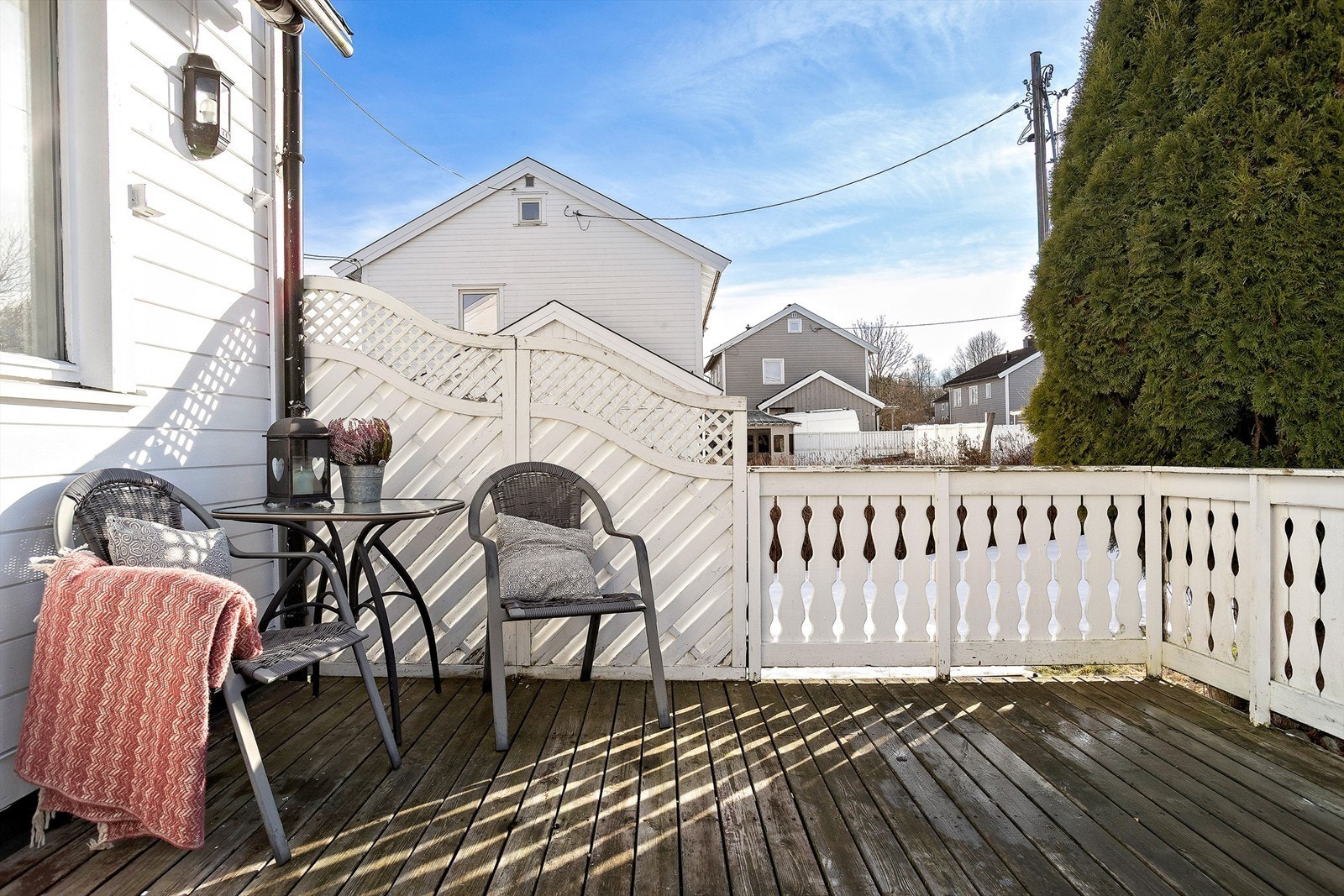 Terrassen har plass til en sittegruppe for utendørs hygge. Galleribilde