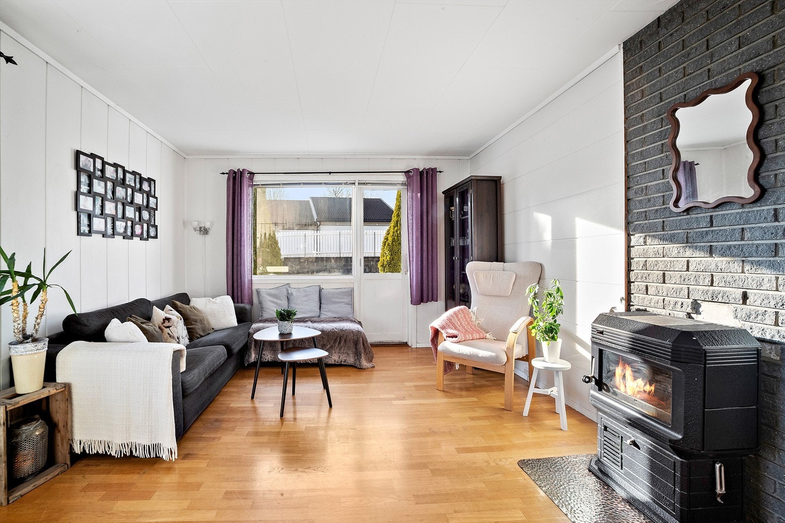 Stuen er romslig og har plass til både sofagruppe og spisebord. Galleribilde