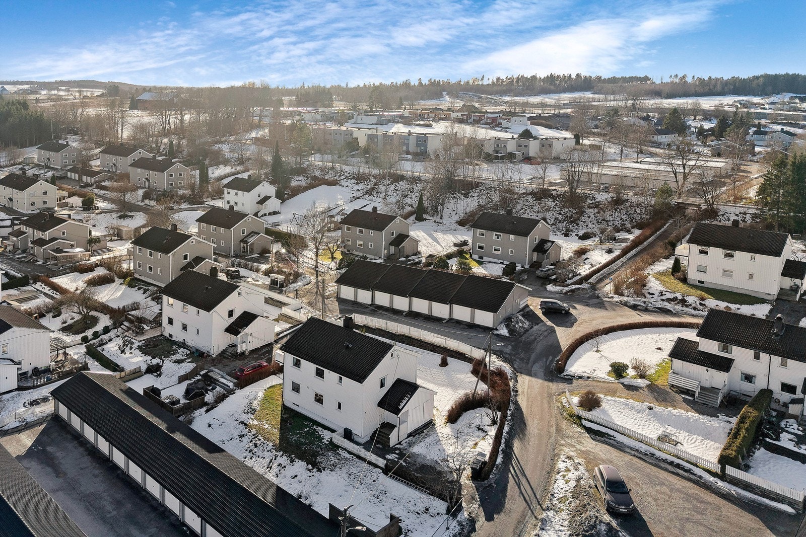 Nærområdet byr på flere skoler, som Ski barneskole og Magasinparken ungdomsskole. Galleribilde