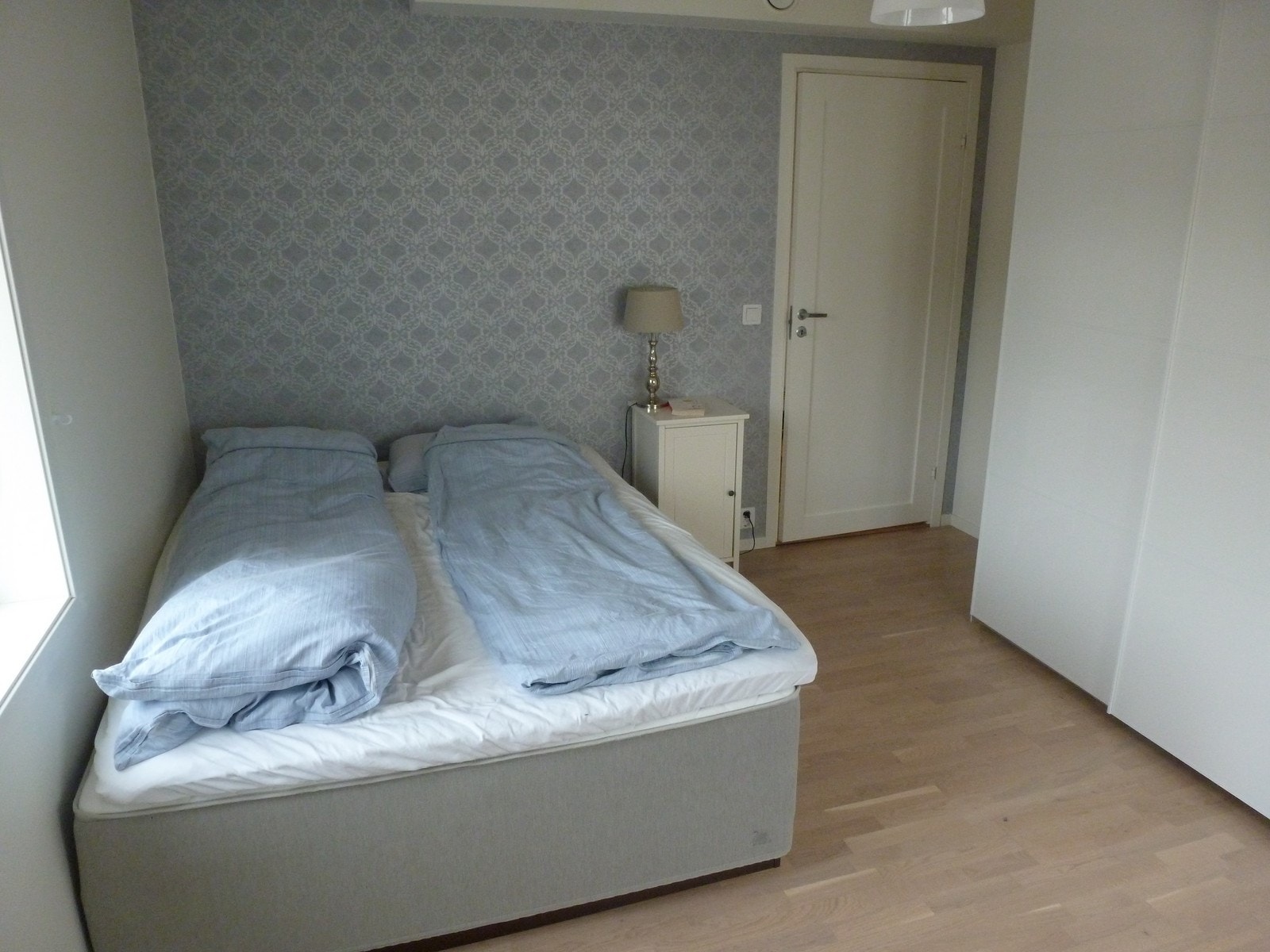 Hovedsoverom med integrert skyvedørsgarderobe. Plass til dobbeltseng. Galleribilde