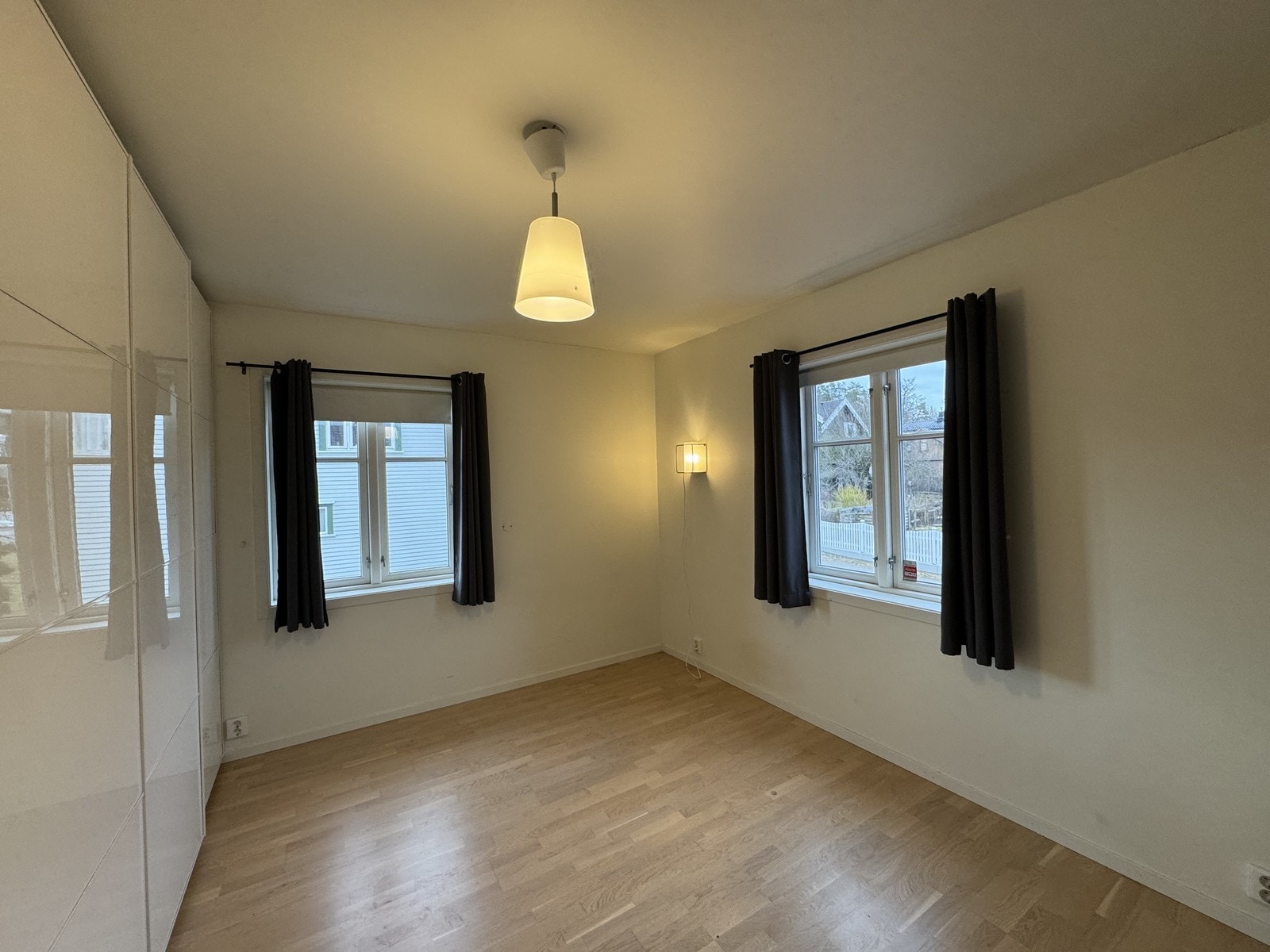 Hovedsoverom med integrert skyvedørsgarderobe. Plass til dobbeltseng. Galleribilde