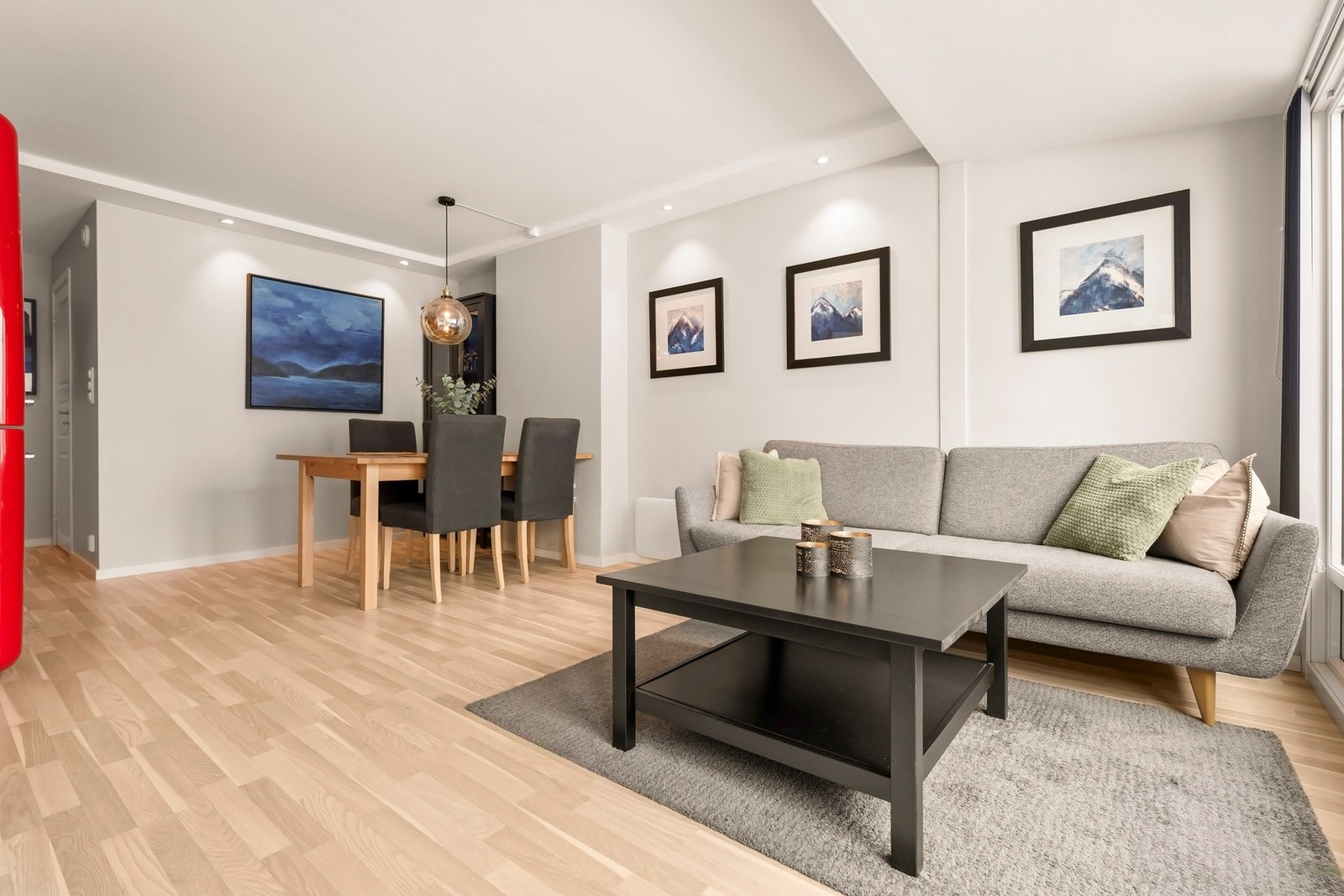 Stuen har god utforming med naturlig plass til en spisegruppe, sofa og TV med tilhørende møblement. Galleribilde