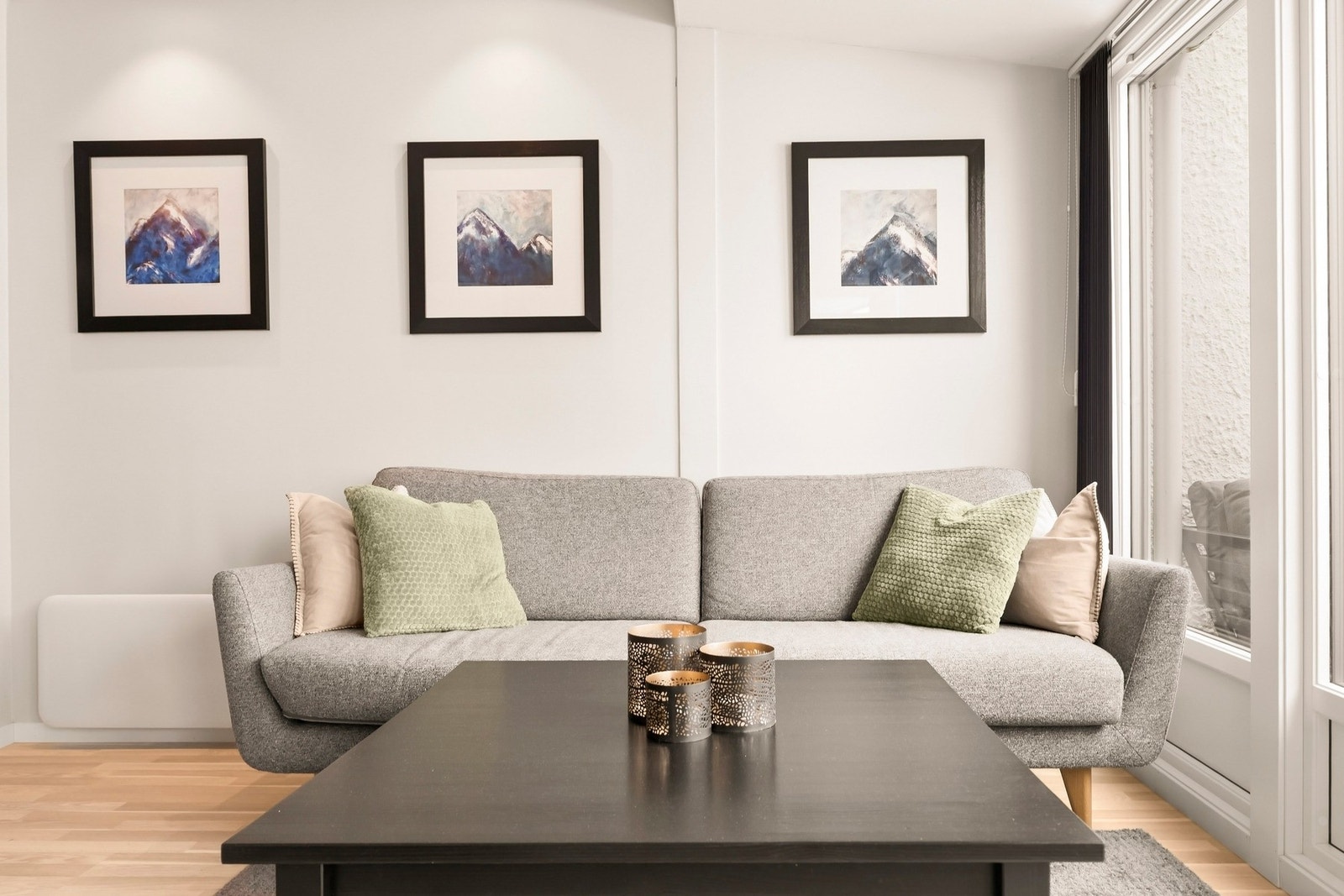 Veggene er malt lyse og gulvet er dekket med slitesterk laminat (2018). Galleribilde