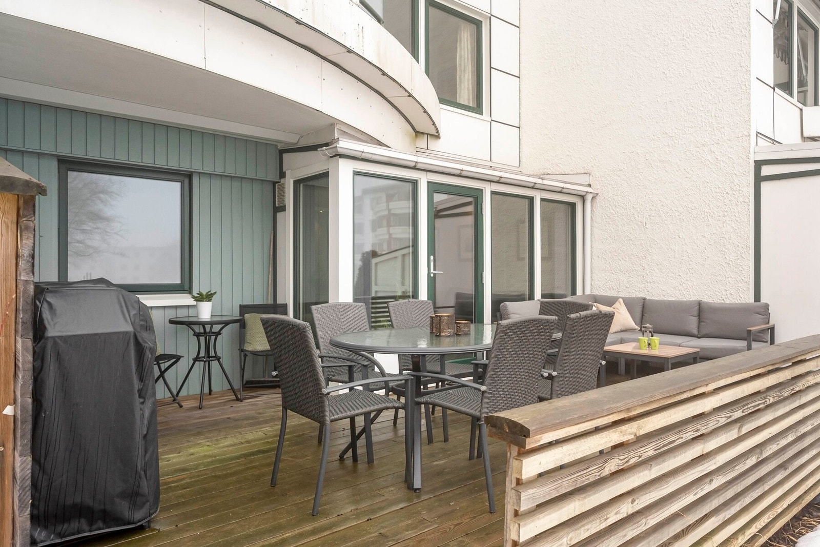 Her har du god plass til en sittegruppe, grill og dekorativ beplantning. Galleribilde