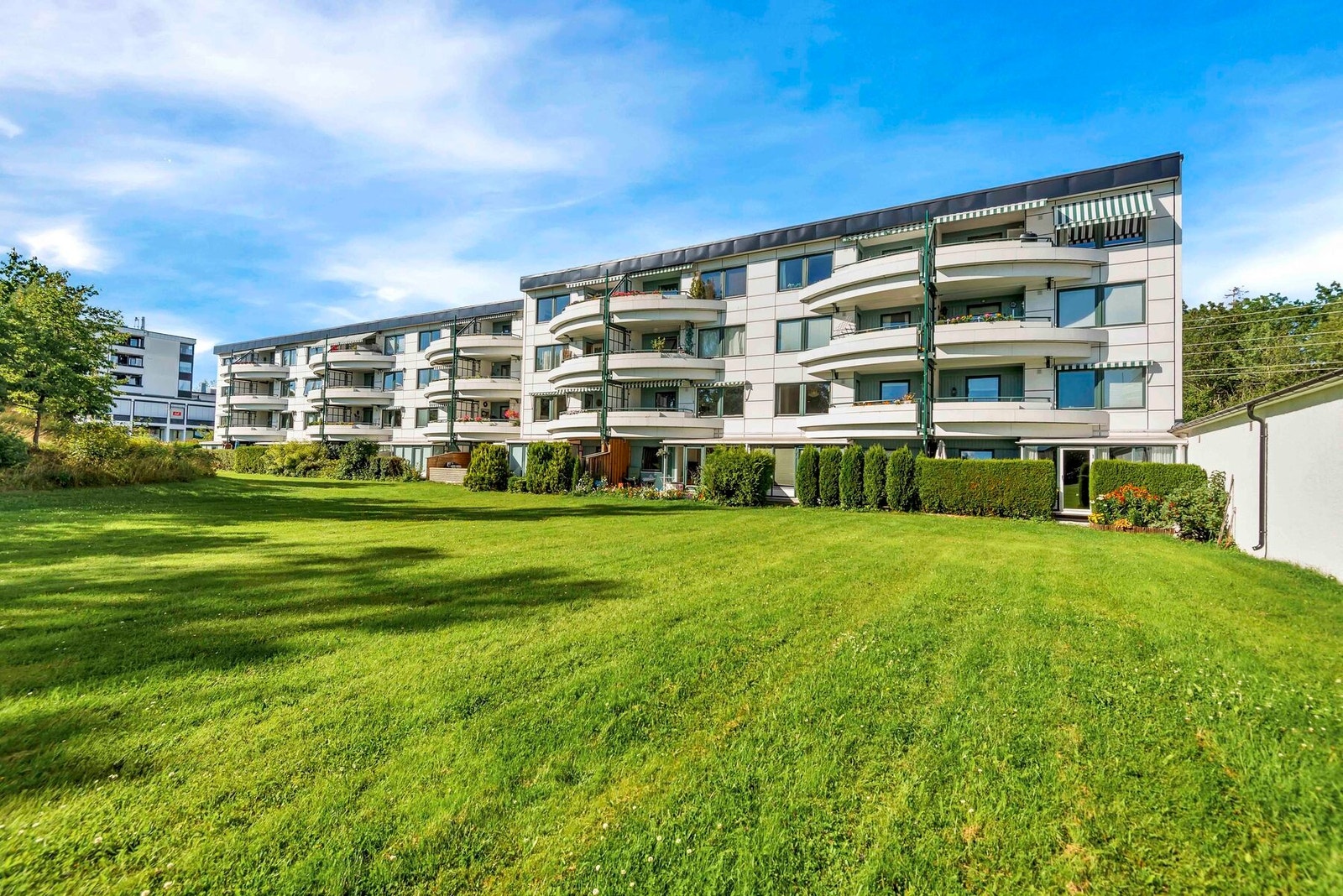 Veldrevet borettslag med fellesrom, gode parkeringsmuligheter og god vedlikeholdshistorikk. Galleribilde