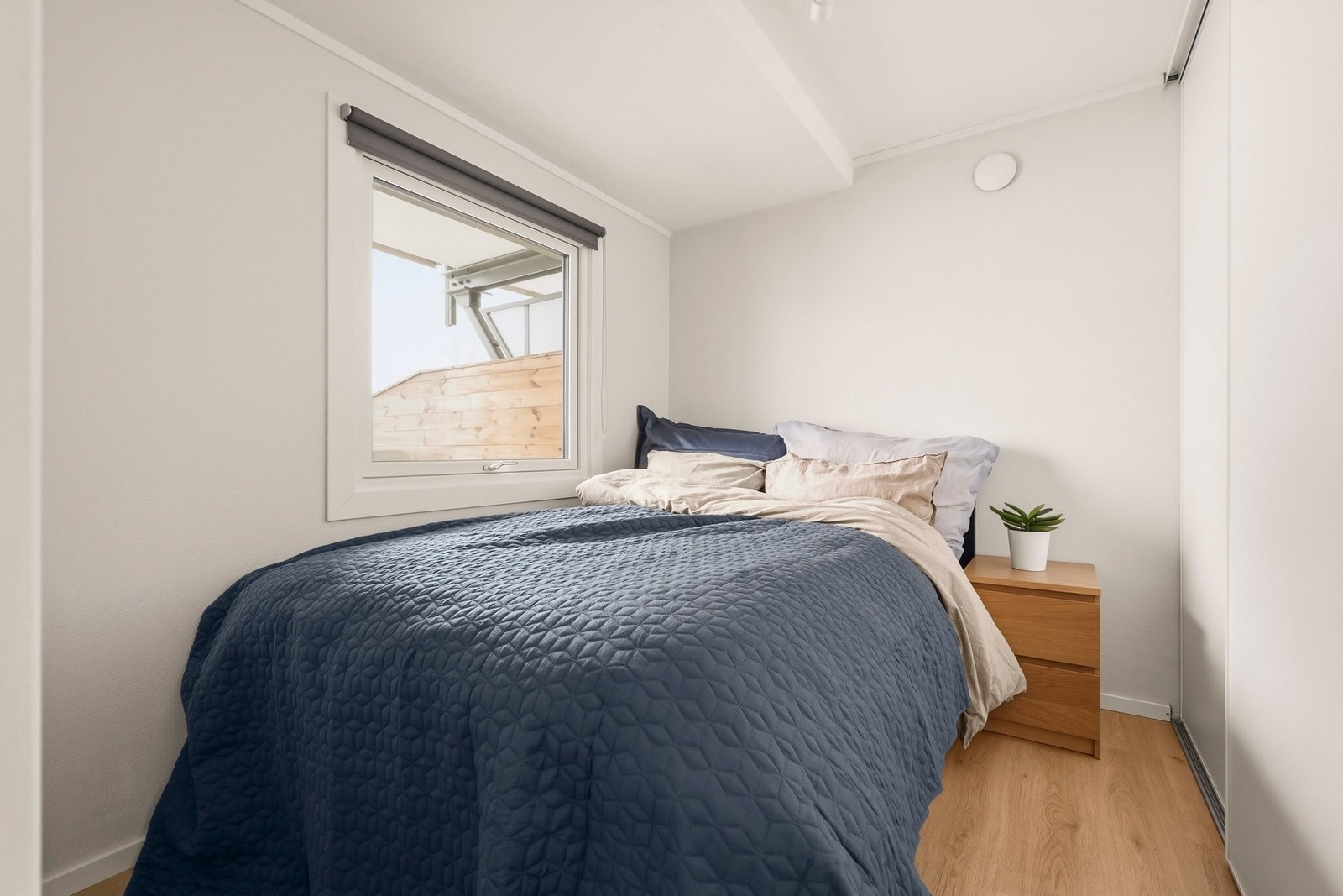 Boligen har et pent soverom med tilkomst fra stuen og stor garderobeløsning. Galleribilde