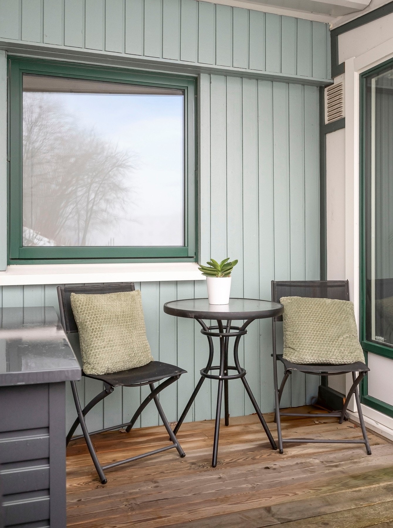 Her har du god plass til en sittegruppe, grill og dekorativ beplantning. Galleribilde