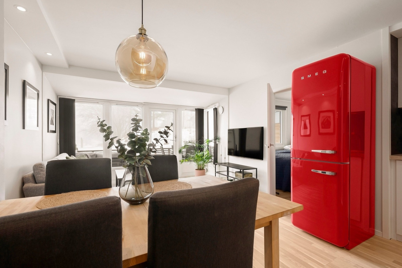 Veggene er malt lyse og gulvet er dekket med slitesterk laminat (2018). Galleribilde