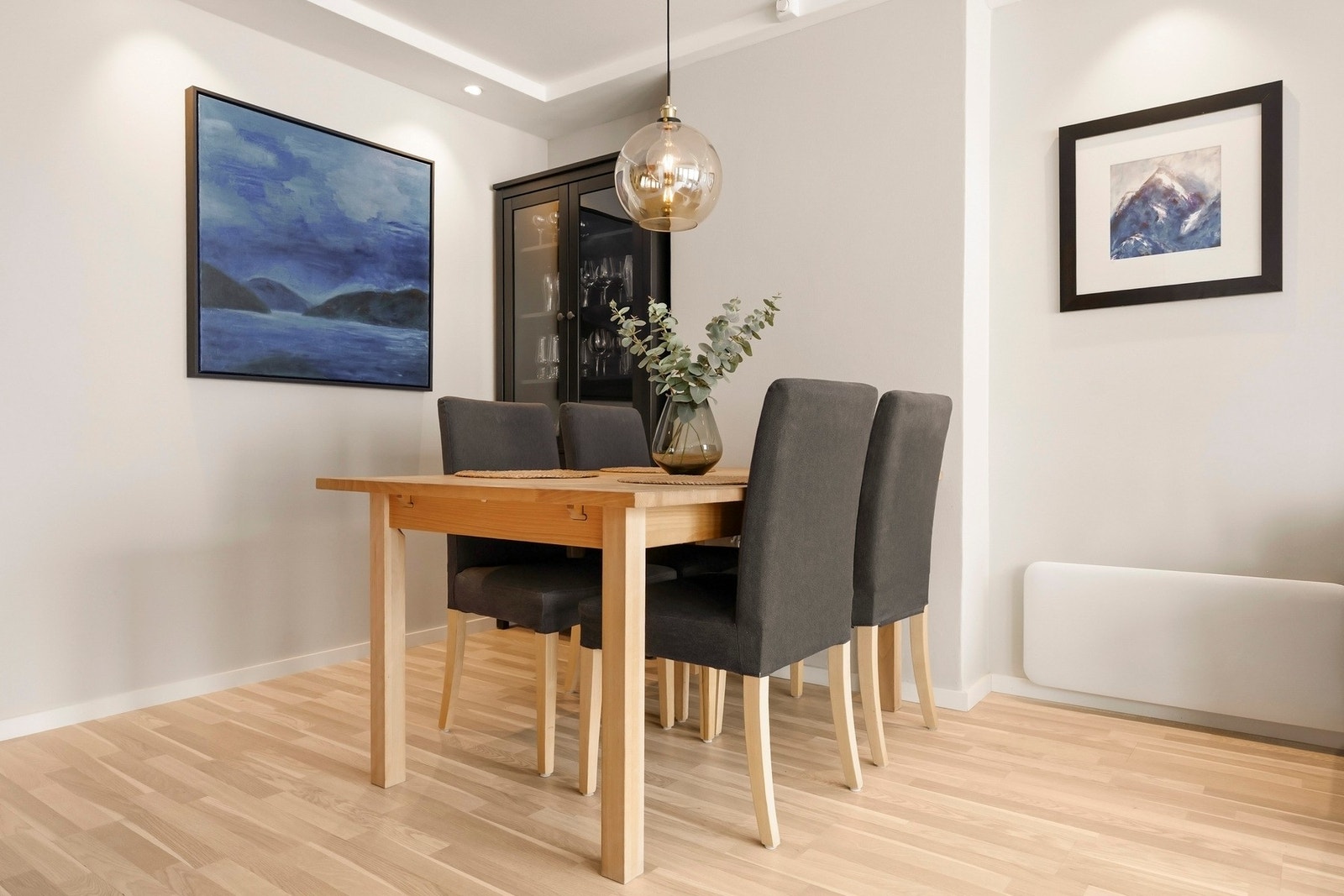 Det er idag satt opp en alkove/kontorløsning i del av stuen, som enkelt kan tas ned igjen dersom man heller ønsker stor stue. Galleribilde