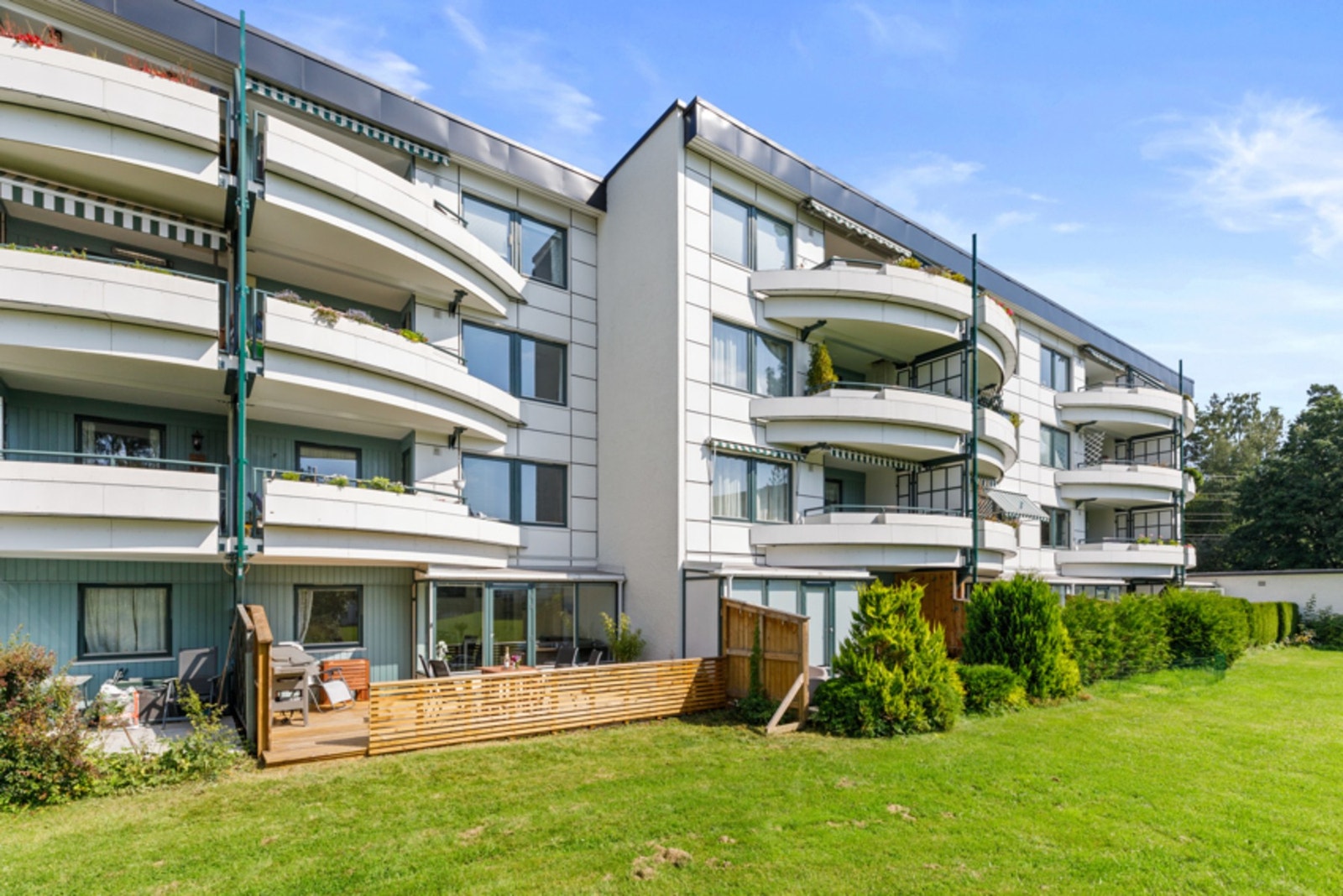 Borettslaget har en meget pent opparbeidet tomt, med store gressplener like utenfor. Galleribilde