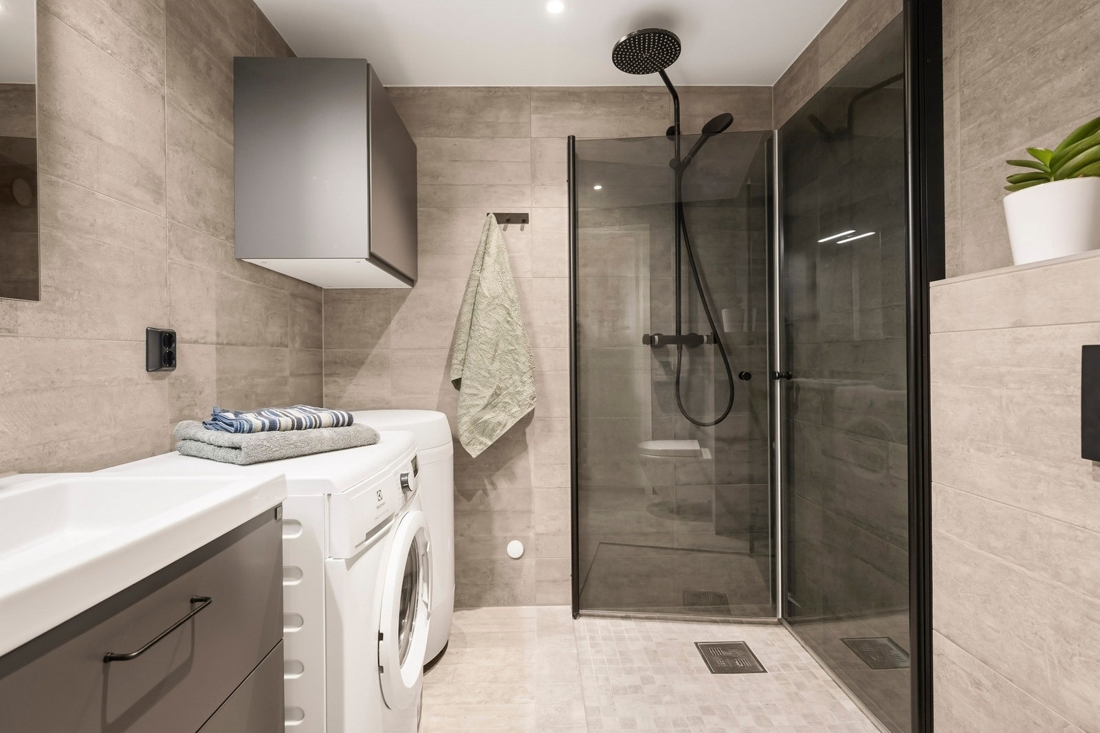 Leiligheten har et delikat, flislagt bad fra 2020/21 med behagelig gulvvarme og nedsenket himling med downlights. Badet ble utvidet i forbindelse med oppussingen. Galleribilde