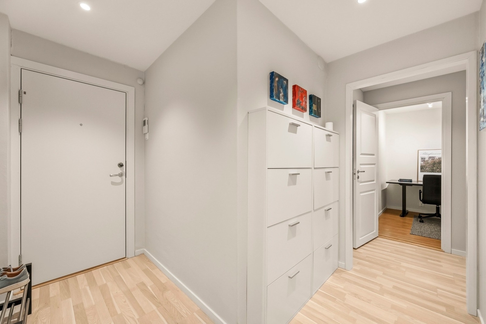 Velkommen inn! Det første som møter deg er en lys og innbydende entré som gir et godt førsteinntrykk av boligen. Galleribilde