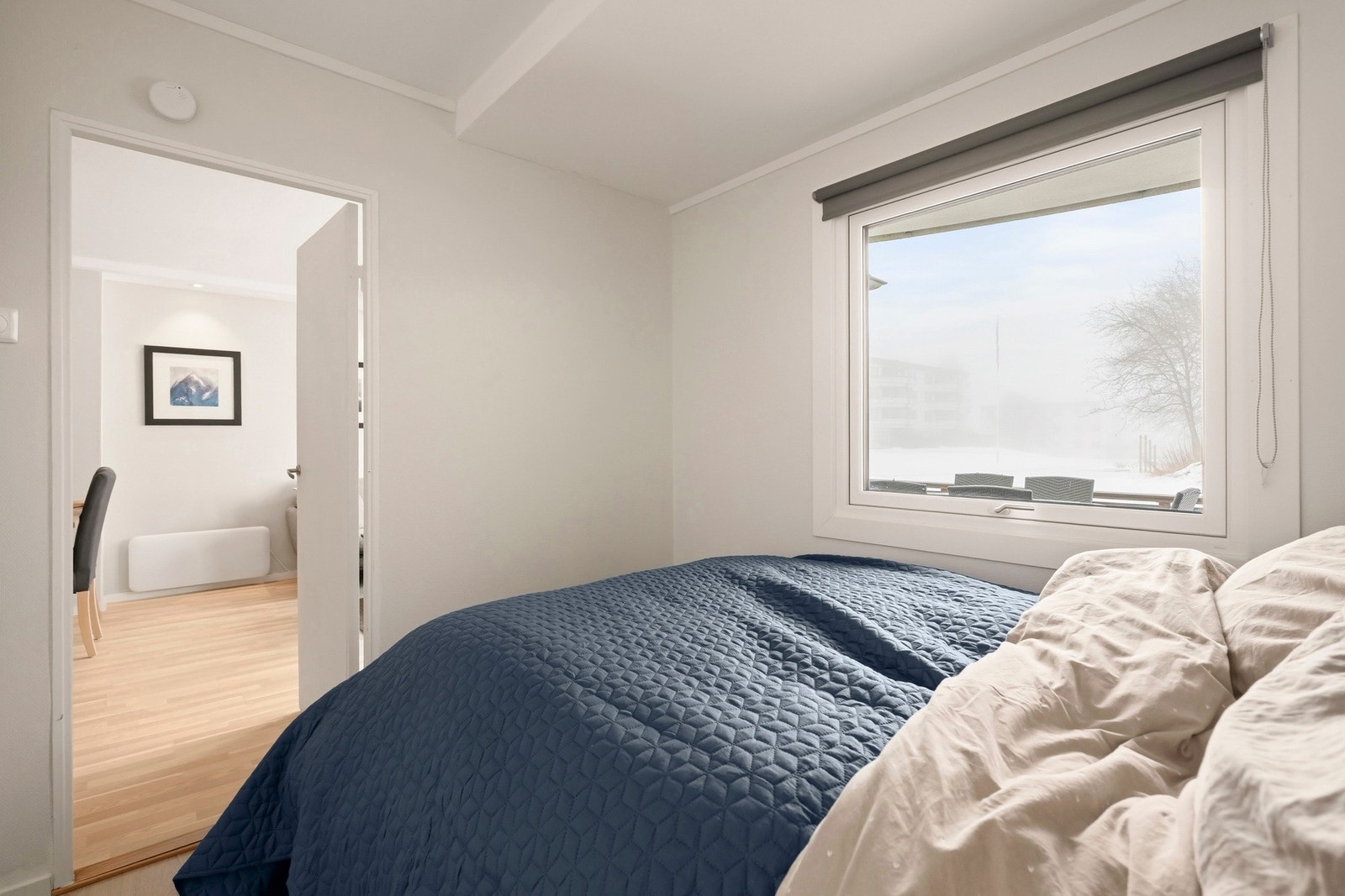 Soverommet vender mot rolig grøntområde og har plass til en seng, nattbord og dekor. Garderobeskap langs en vegg. Galleribilde