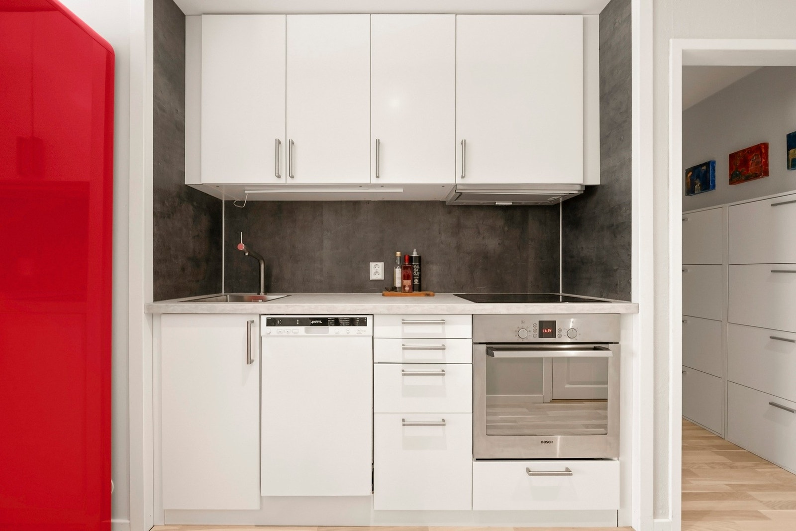 IKEA Kjøkkeninnredning fra 2020 med laminerte skrog, glatte fronter og benkeplate av laminat med nedfelt oppvaskkum. Galleribilde