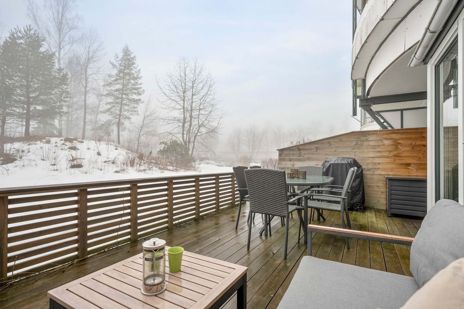 Her har du hyggelig utsyn mot grøntområde og gode solforhold med sol fra kl. 13:00 til 20:30 på sommerstid iht. selger. Galleribilde