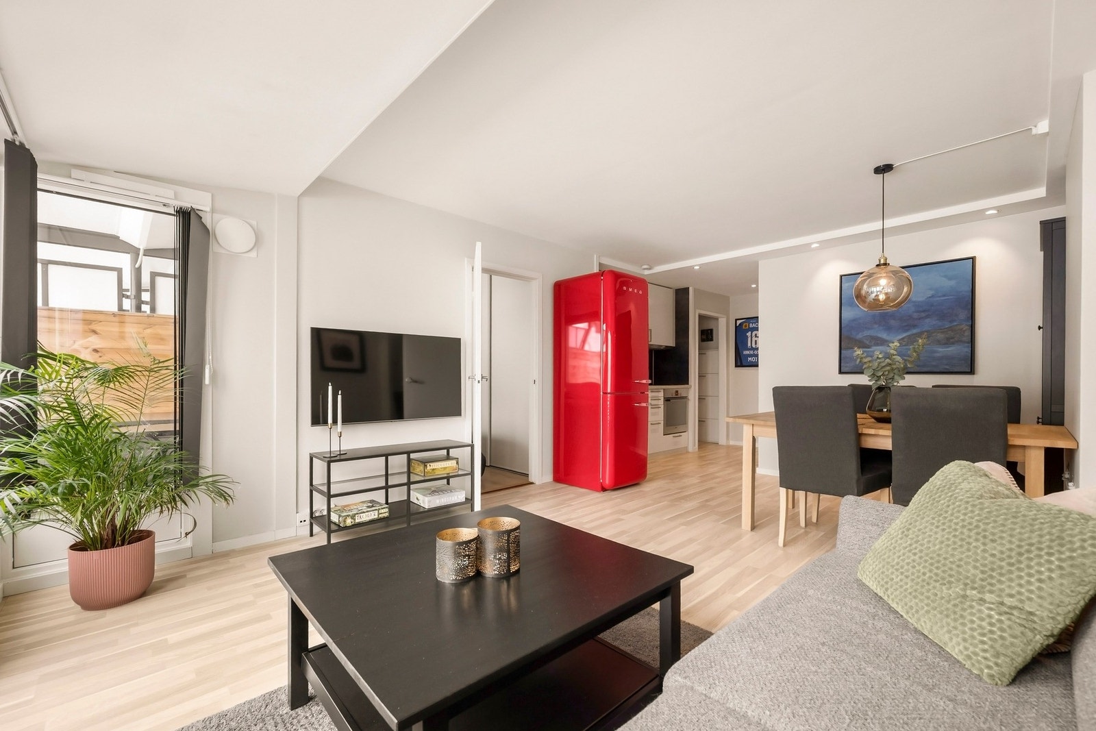 Boligens sosiale sone er lys og innbydende. Galleribilde