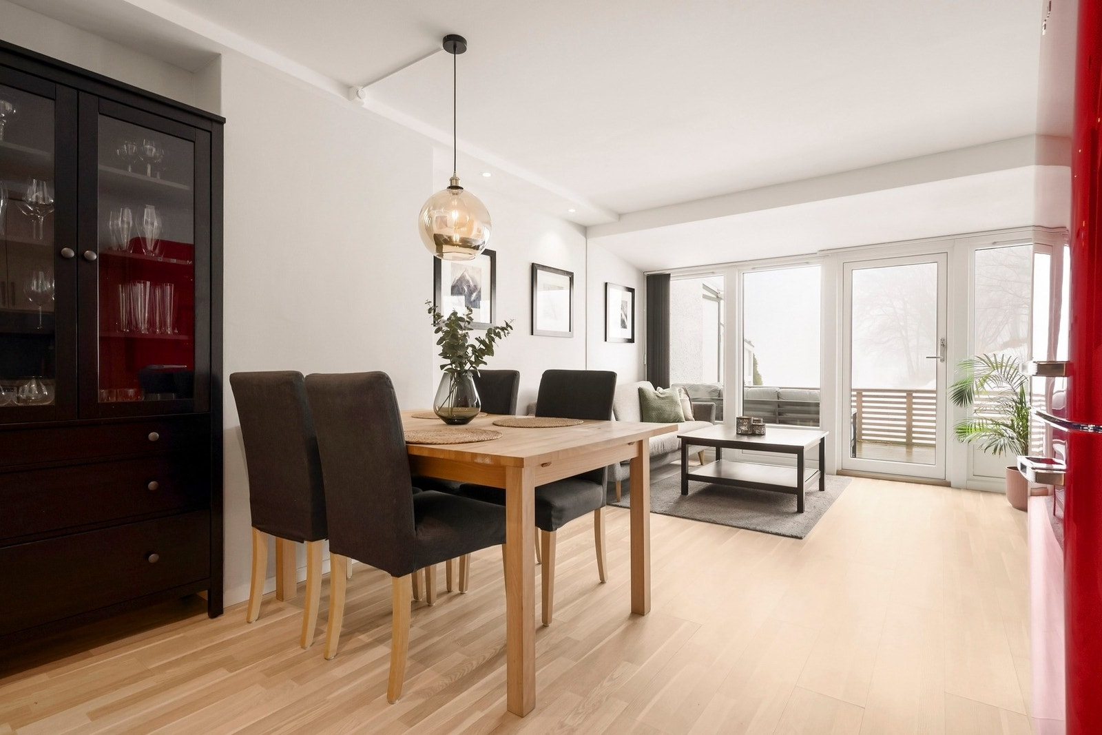 Det er store vindusflater som strekker seg fra gulv til himling og gir godt med lysinnslipp. Galleribilde